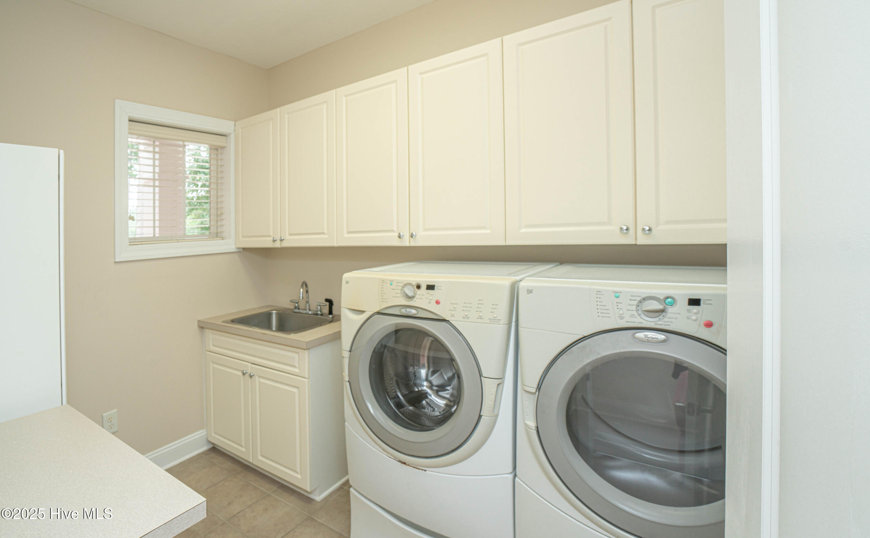 100530810 | Photo 43