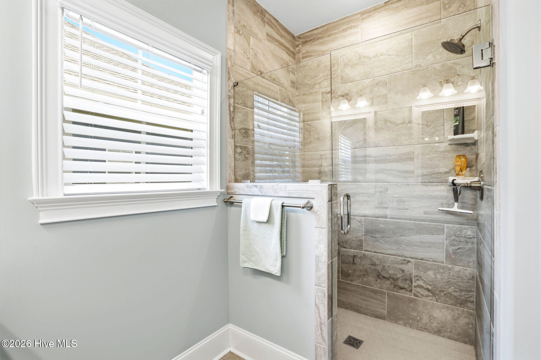 100563087 | Photo 23