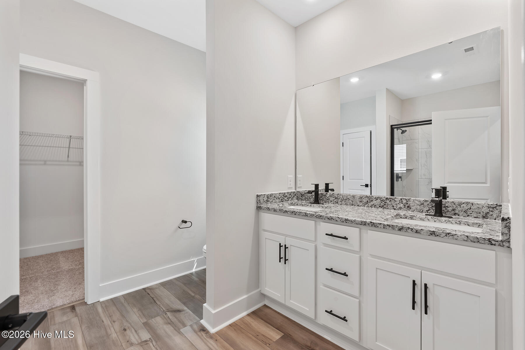 100570170 | Photo 11