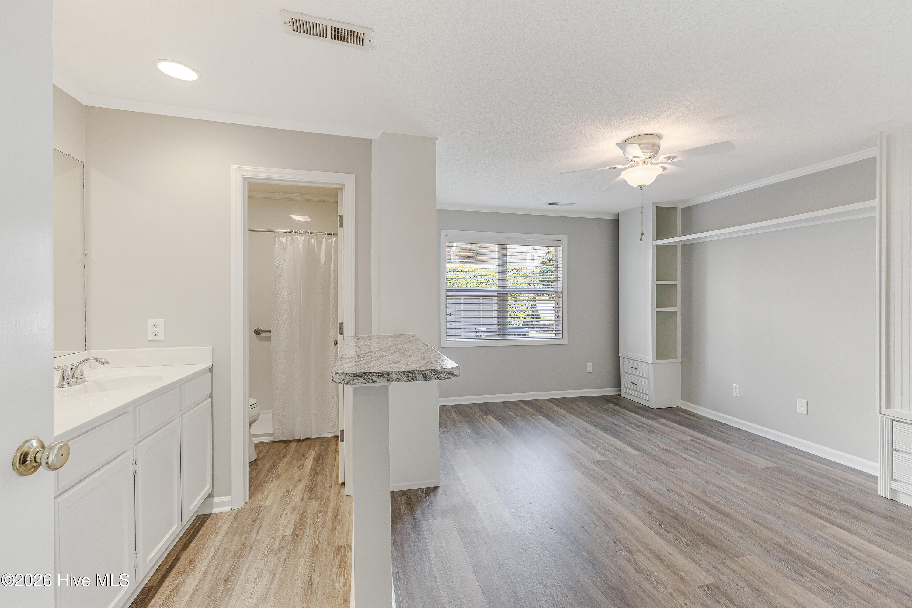 100562501 | Photo 32