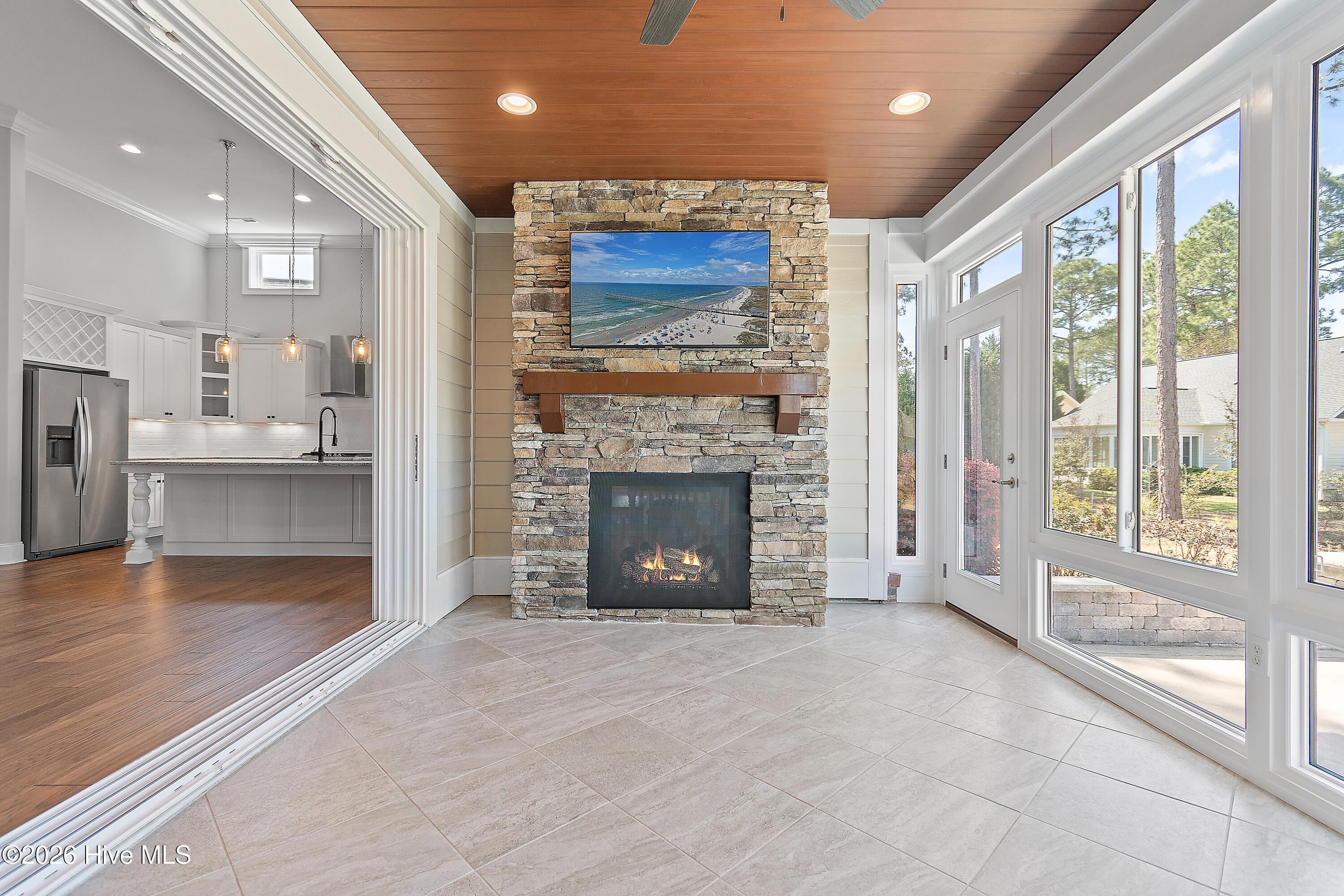 100564386 | Photo 53