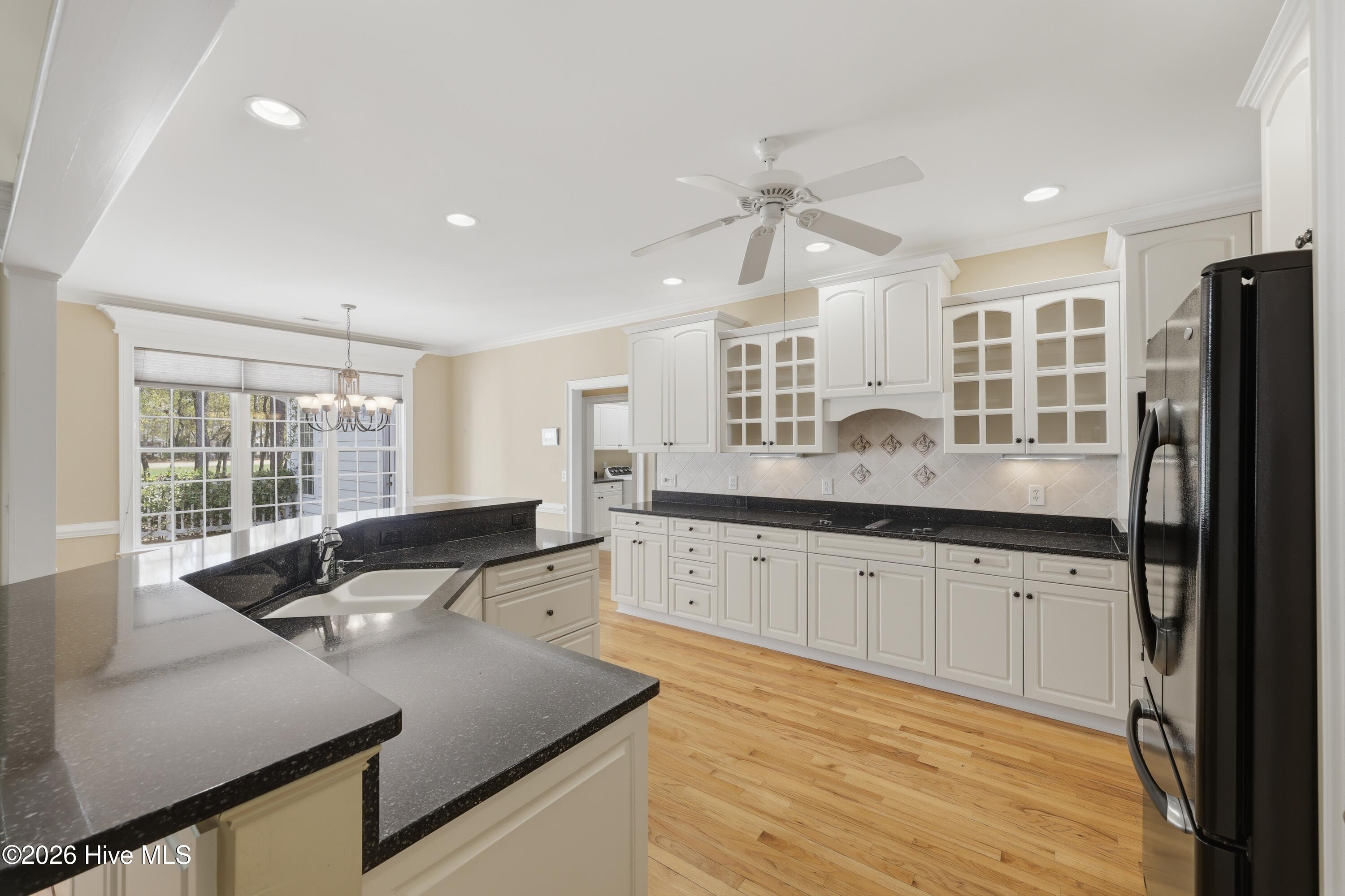 100564679 | Photo 20