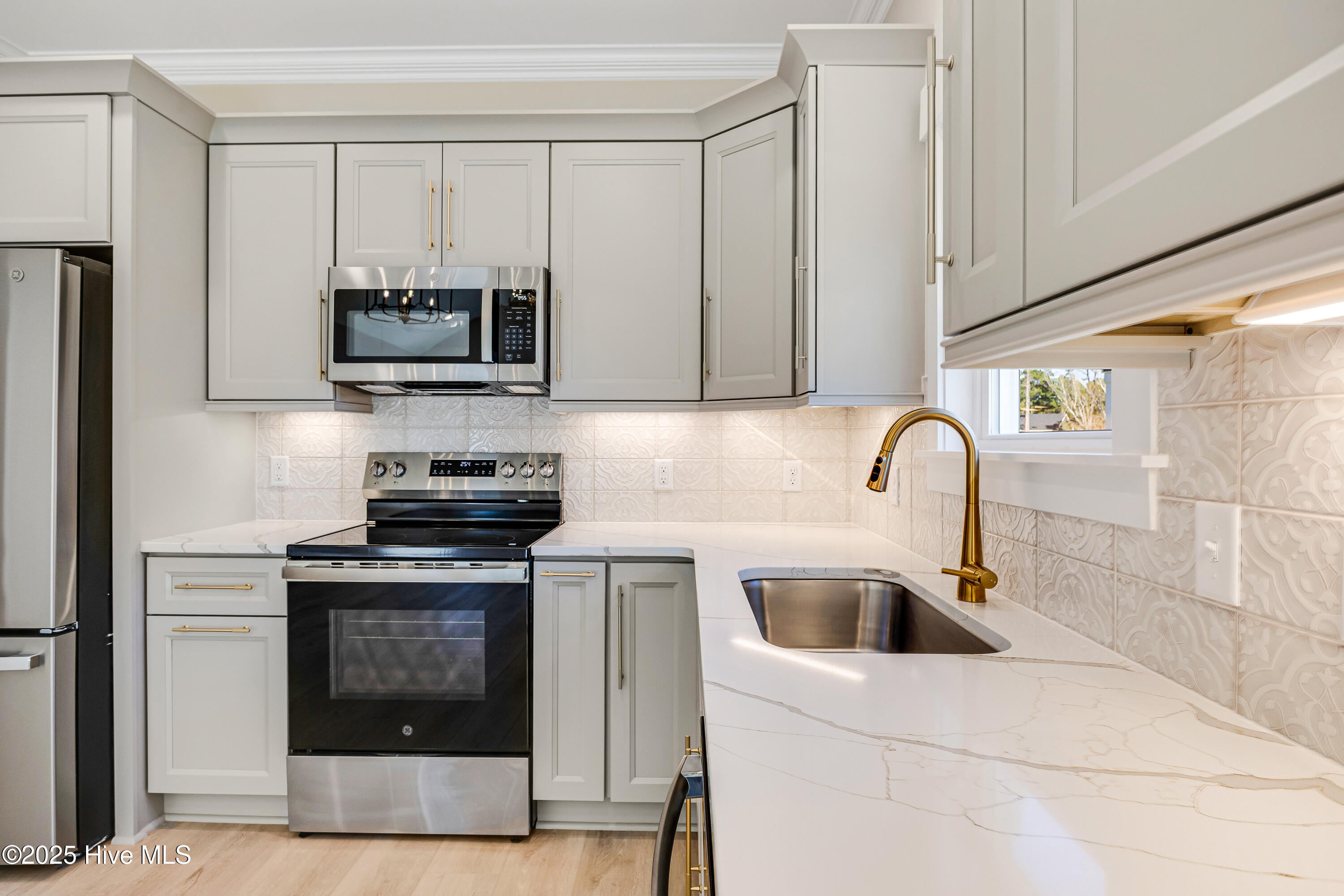 100533069 | Photo 15