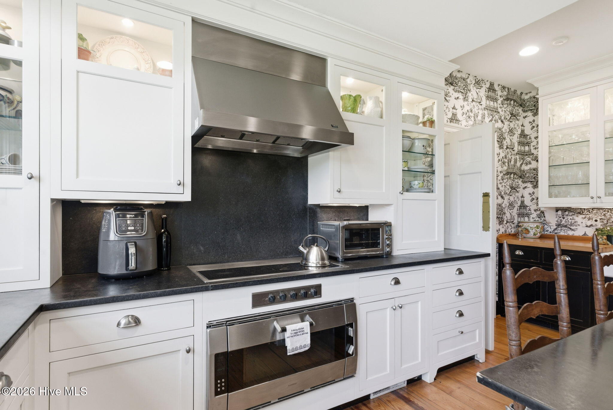 Professional stainless range with hood