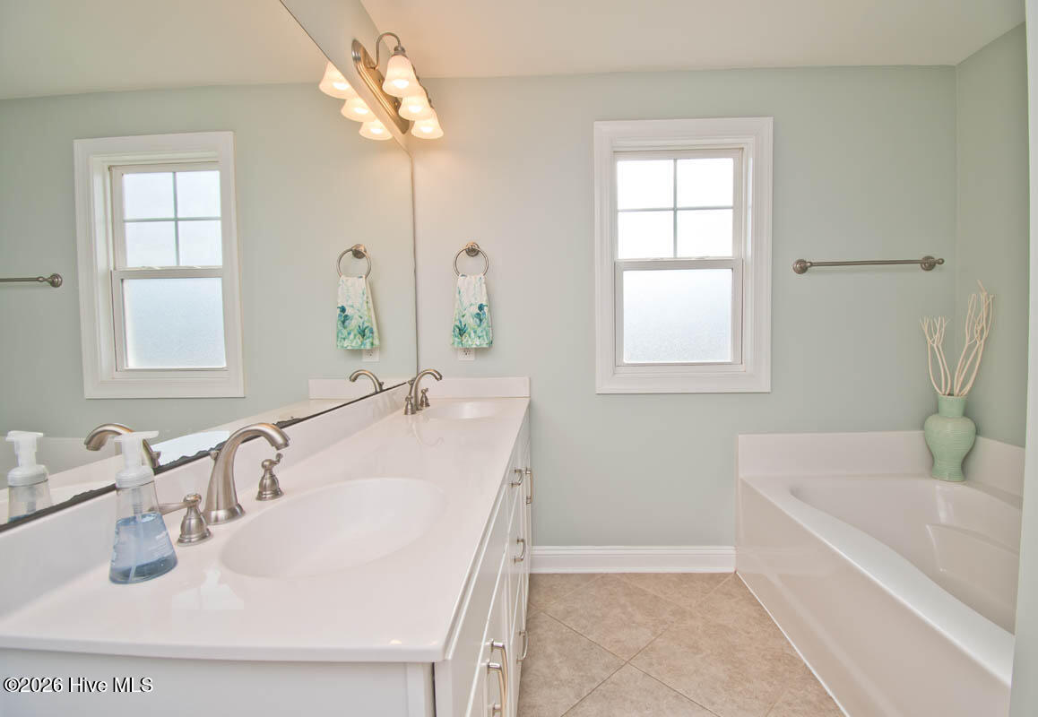 100562349 | Photo 22