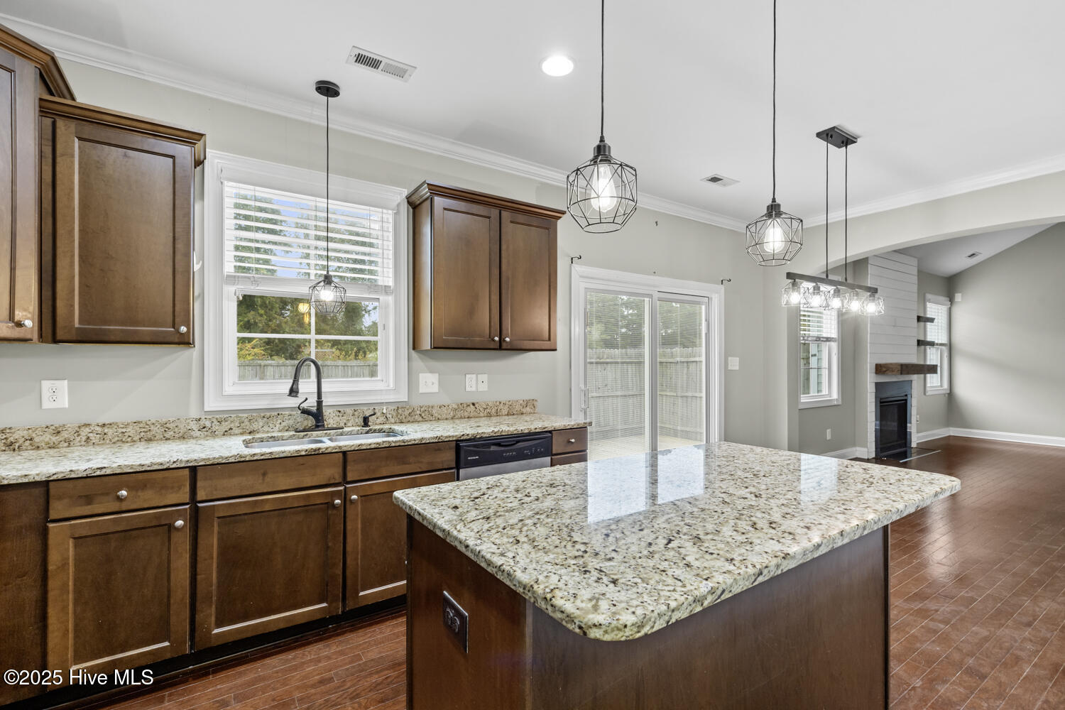 100540361 | Photo 11