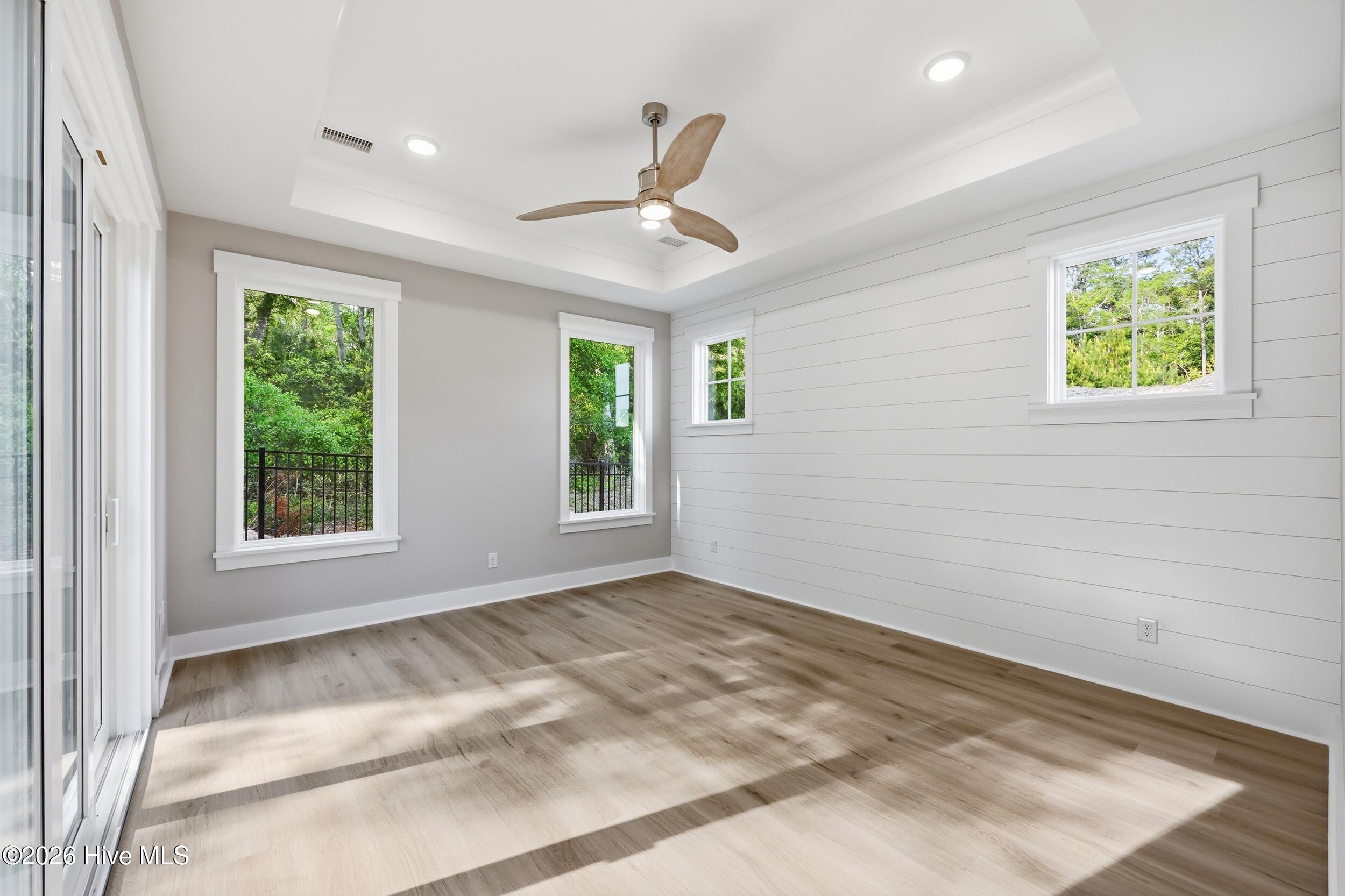 100548658 | Photo 14