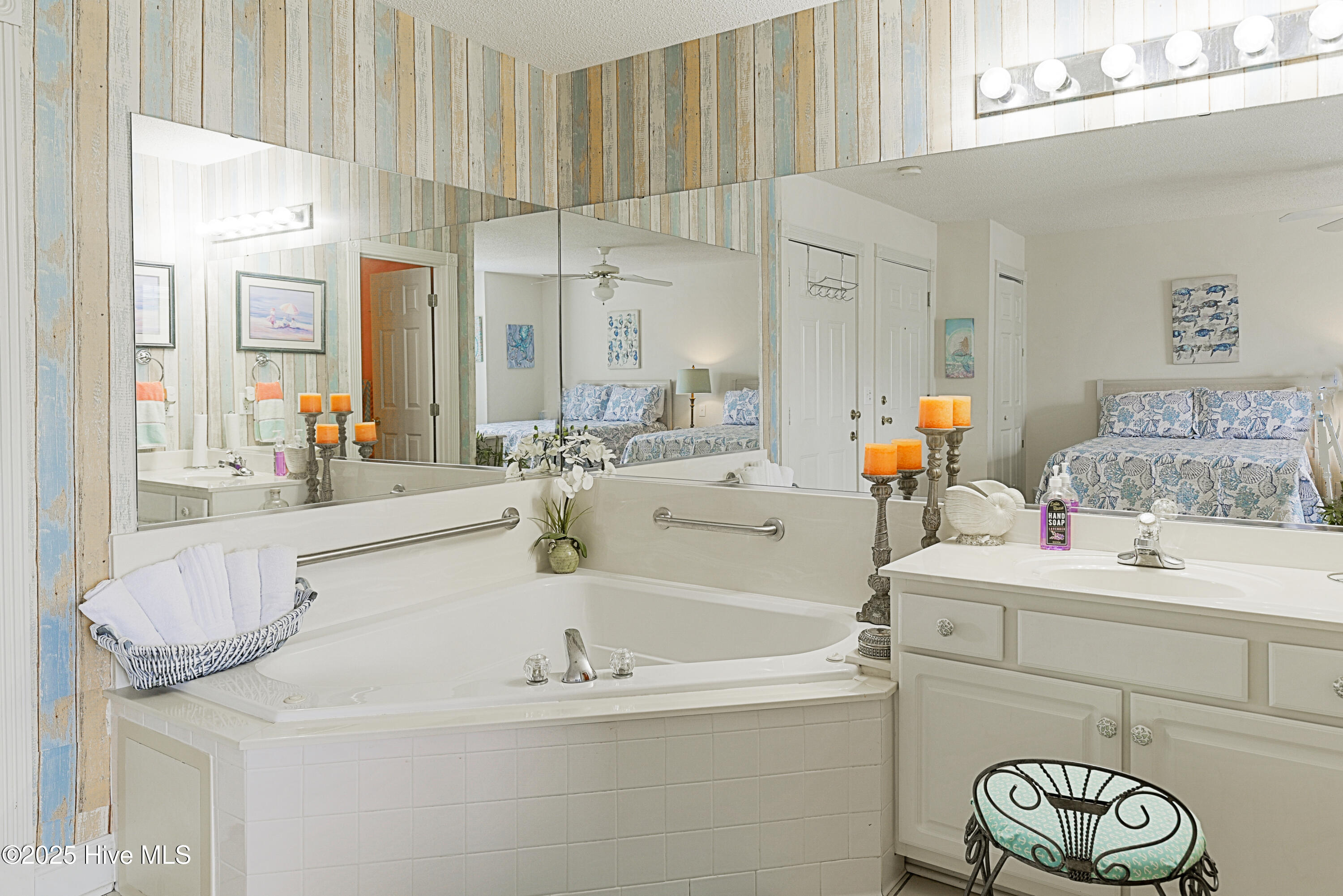 100514225 | Photo 11