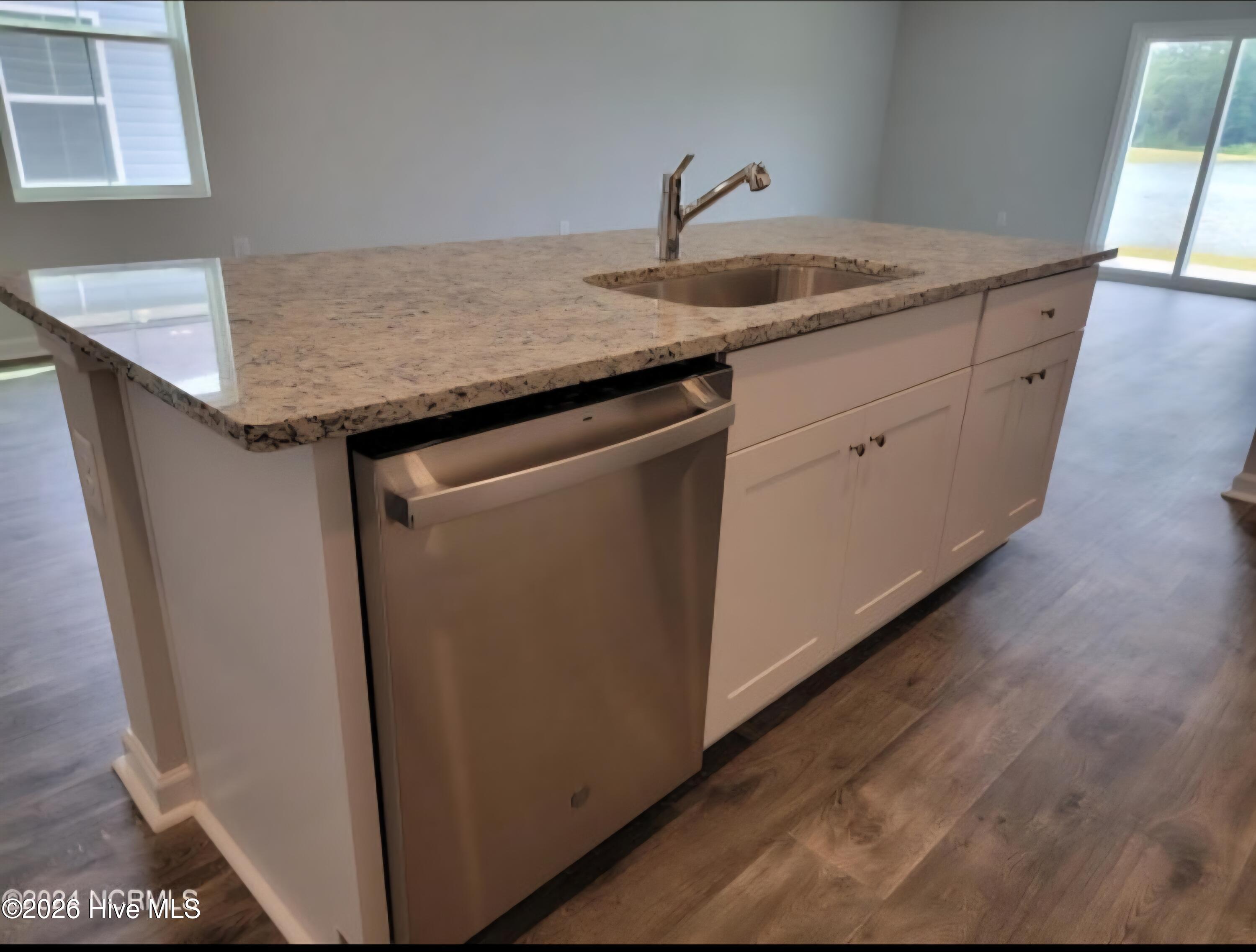 100564971 | Photo 14