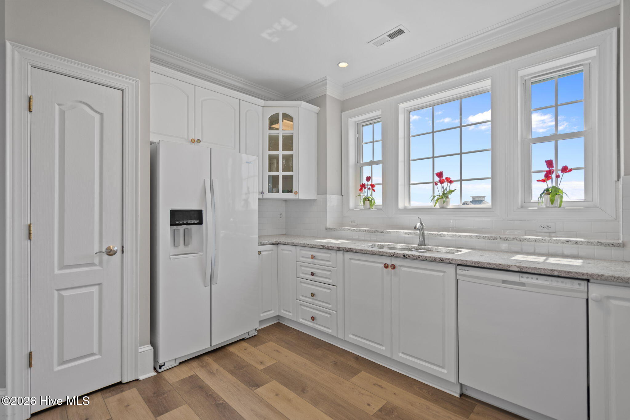 100564459 | Photo 38