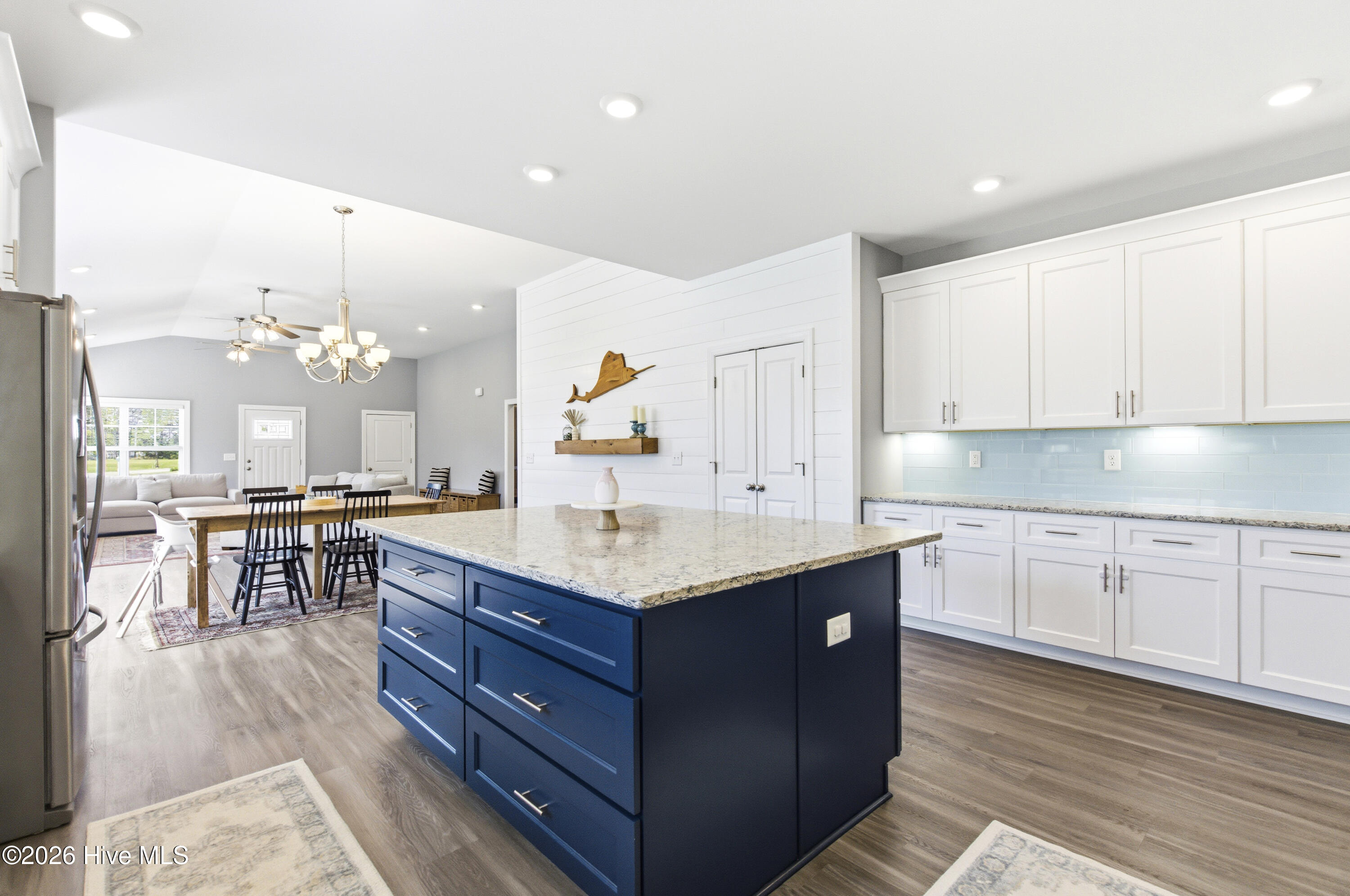 100568018 | Photo 30