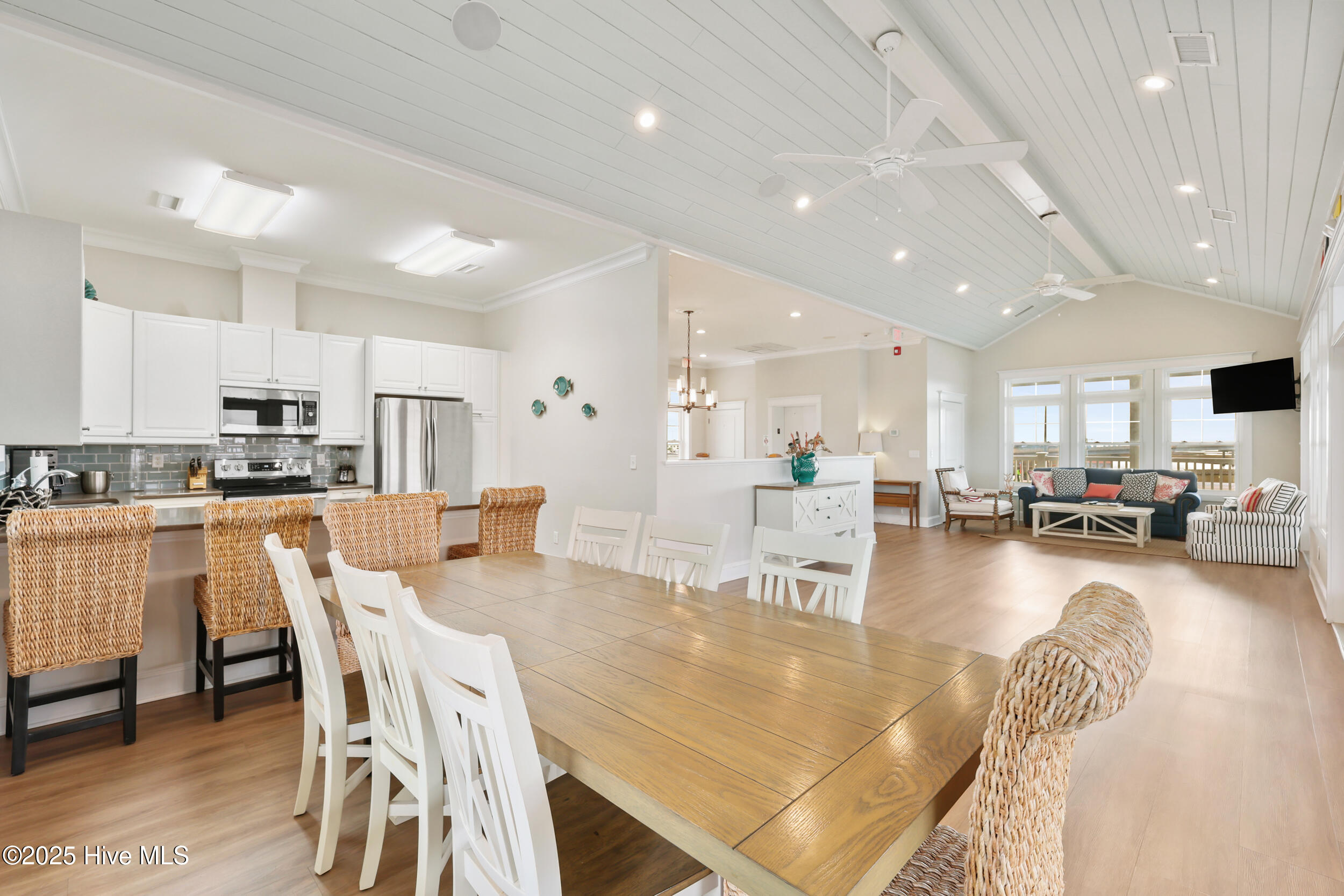 100544082 | Photo 11