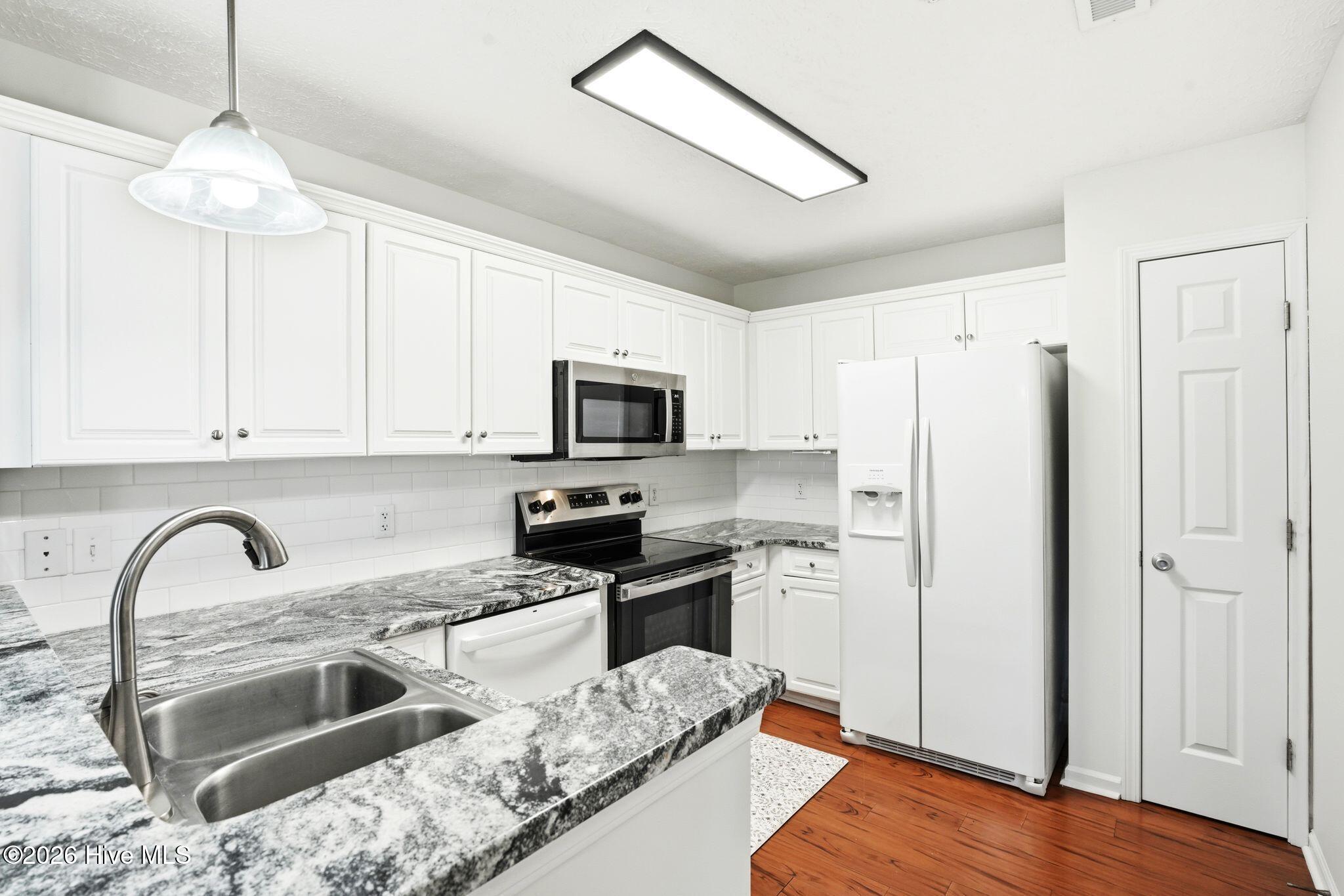 100565628 | Photo 15