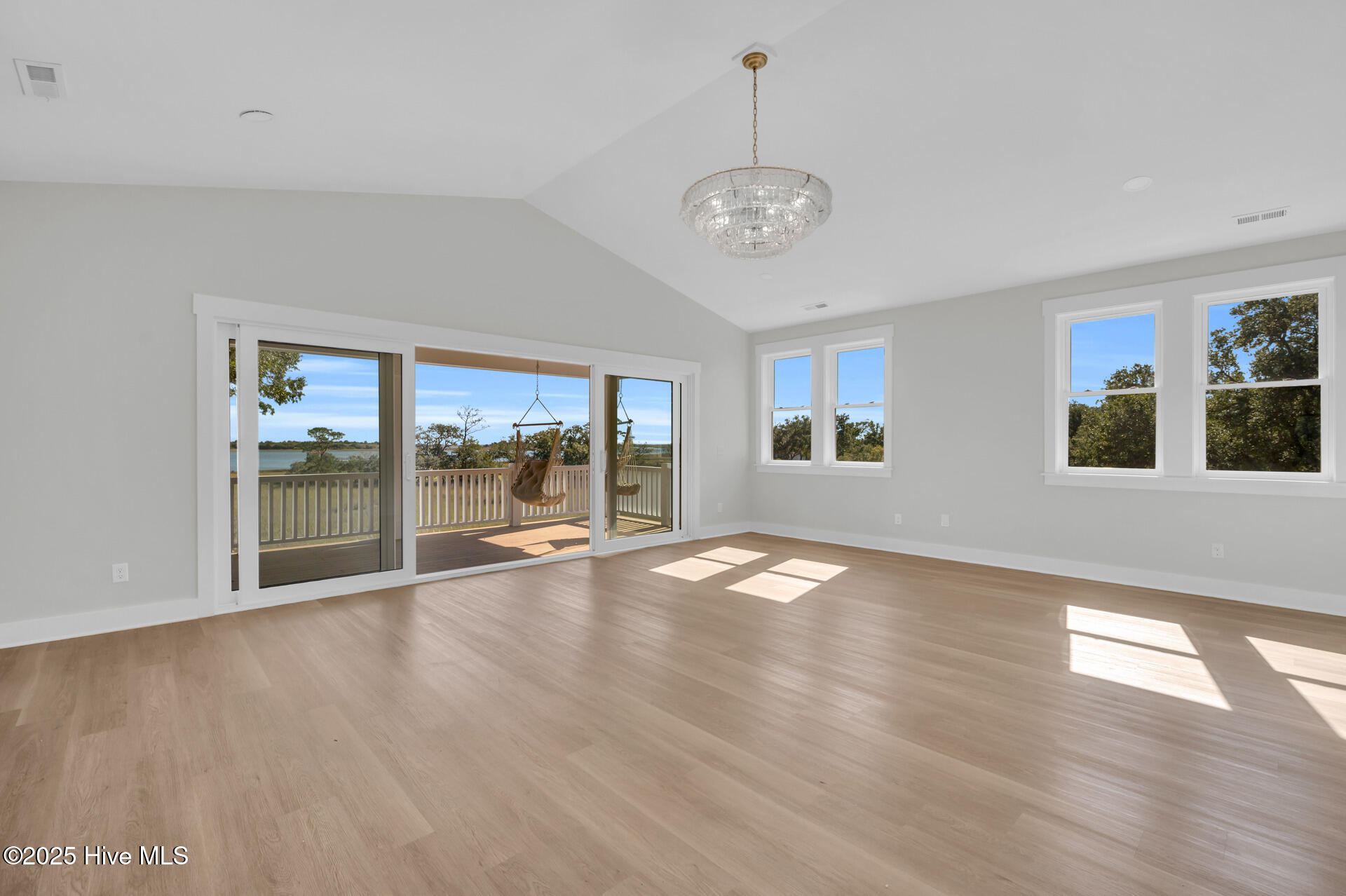 100540114 | Photo 23