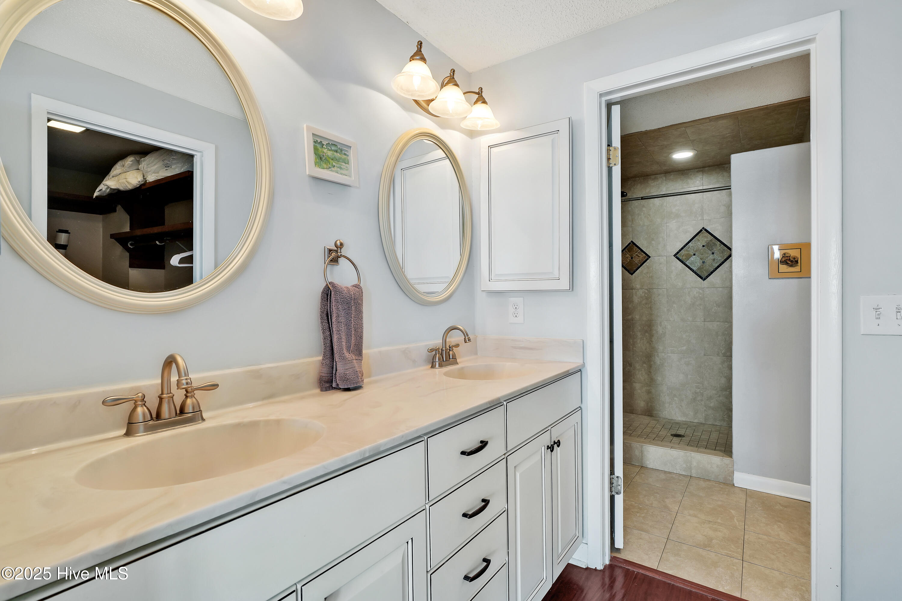 100570549 | Photo 24