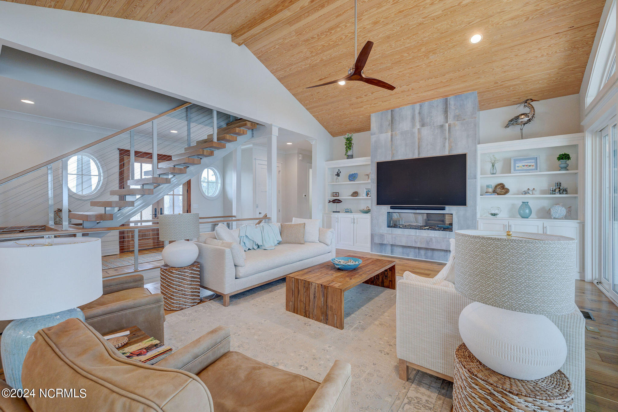 100547028 | Photo 16