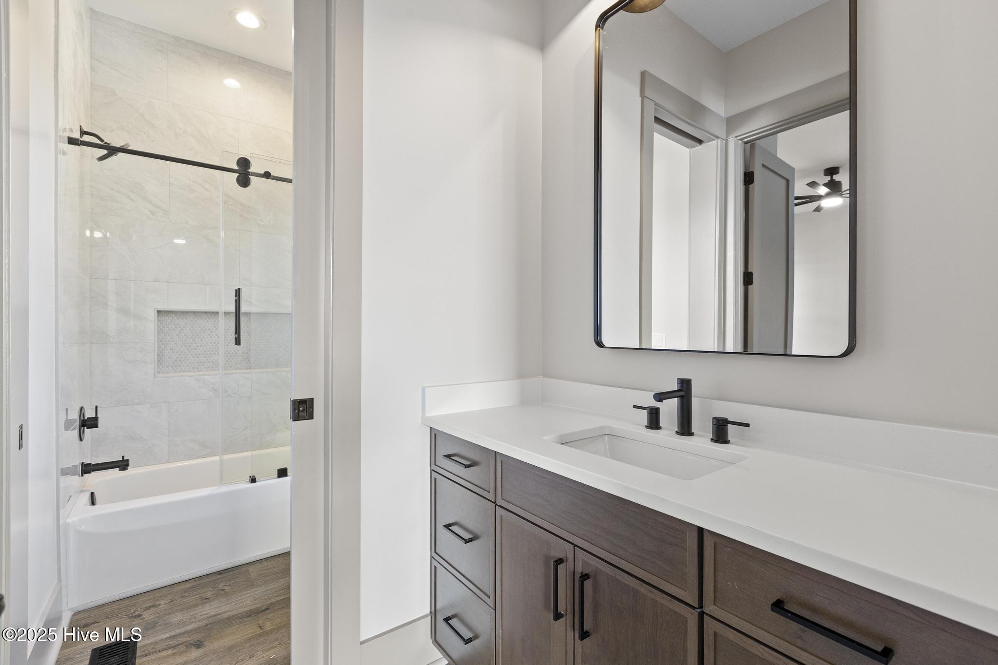 100517946 | Photo 38