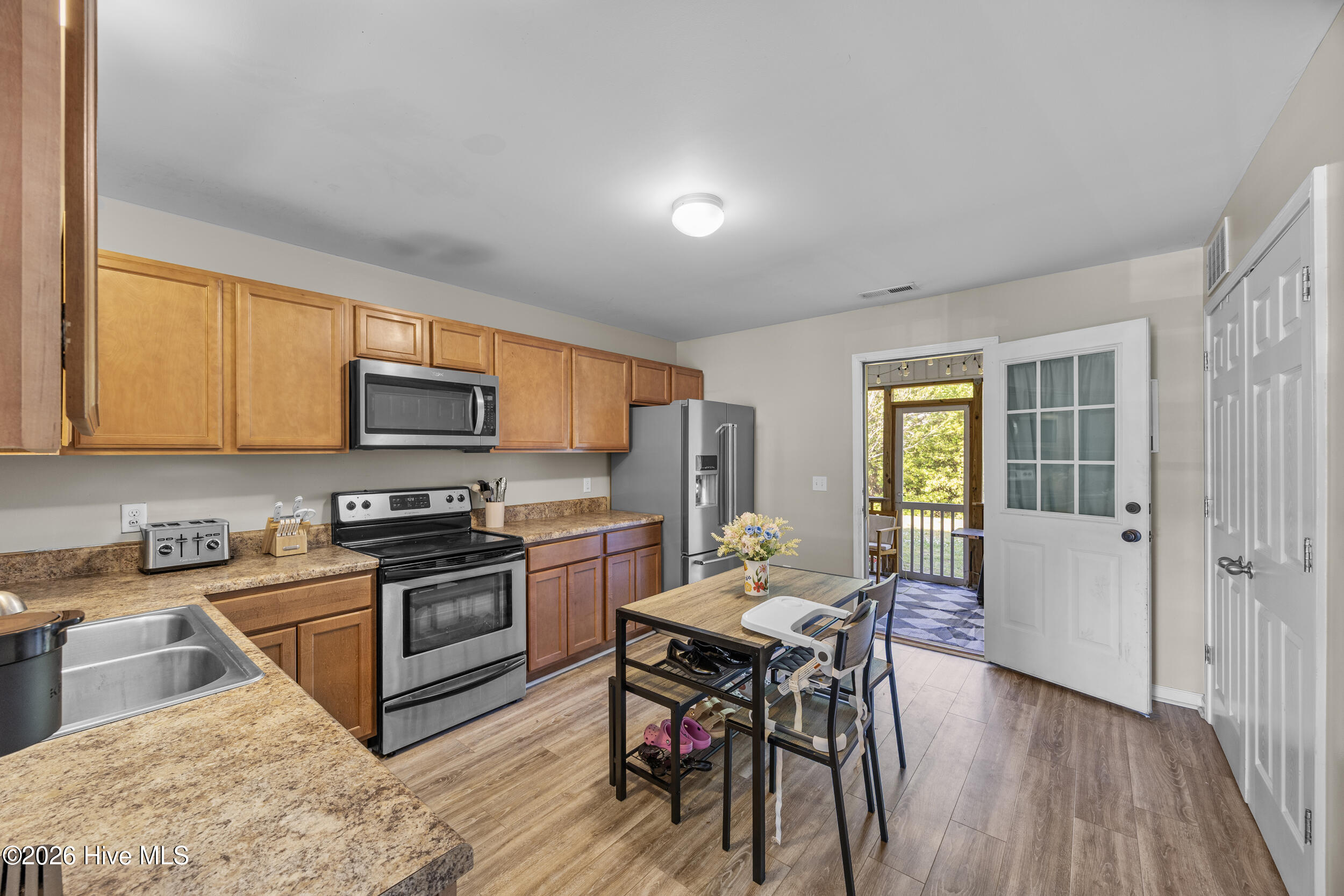 100570282 | Photo 17