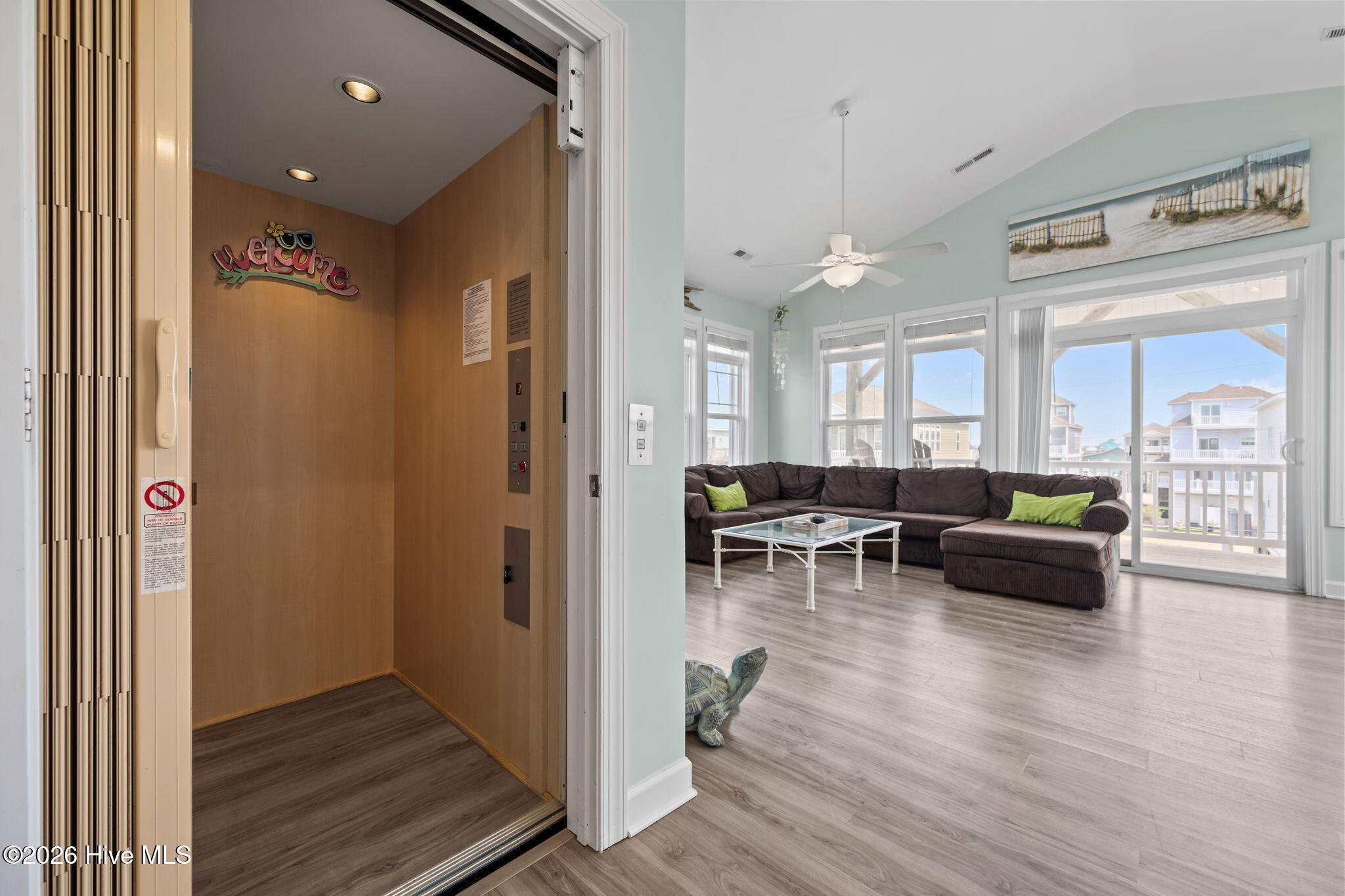 100563111 | Photo 11