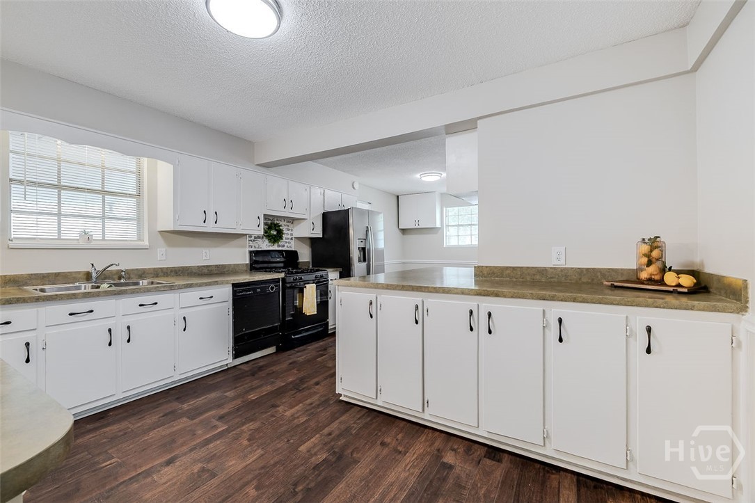 440 Pecan kitchen - lots of cabinets