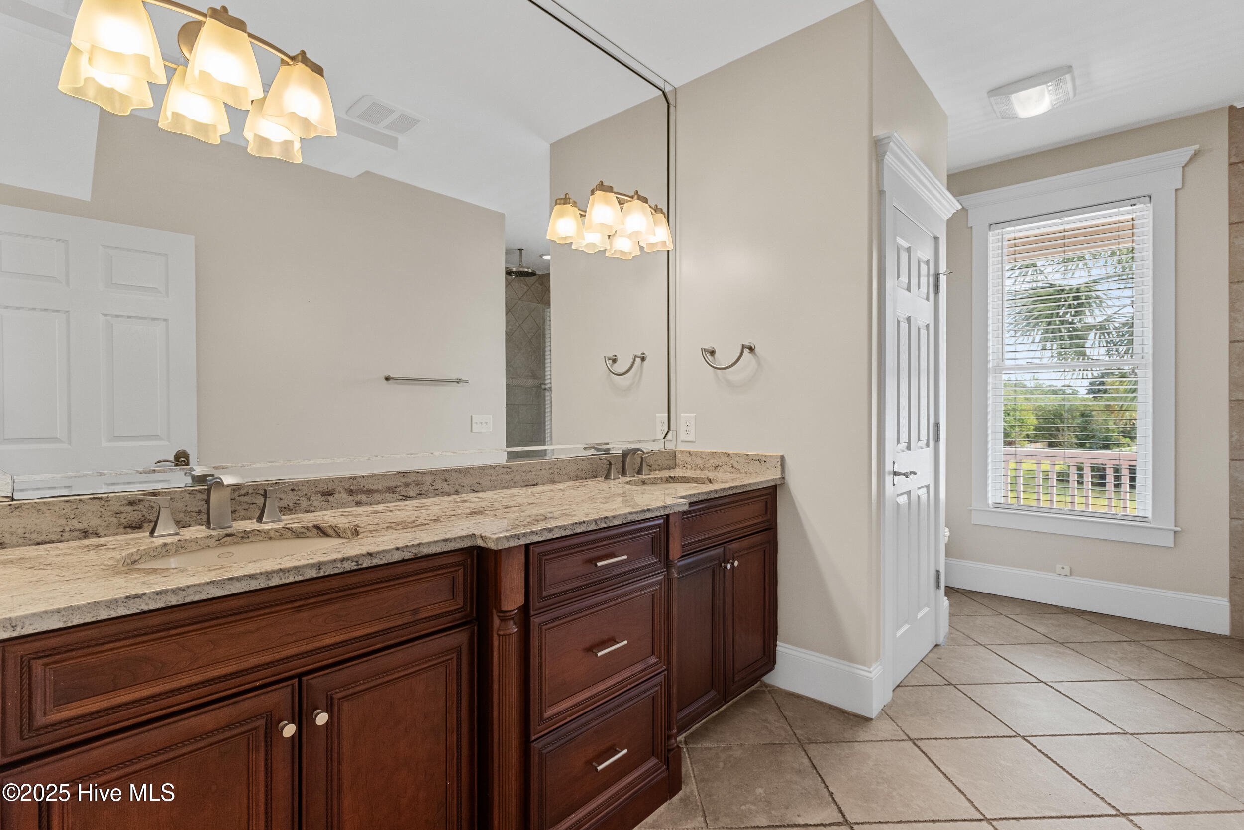 100538767 | Photo 22