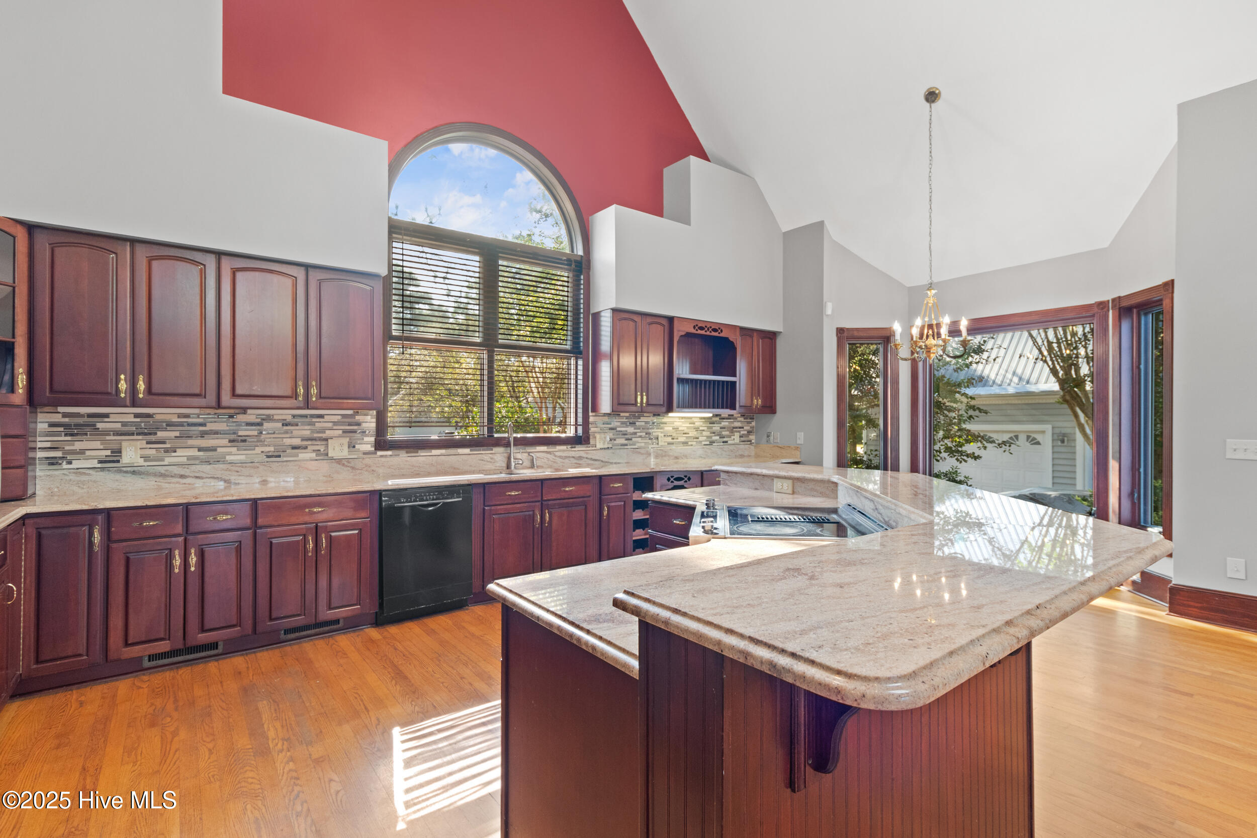 100531940 | Photo 26