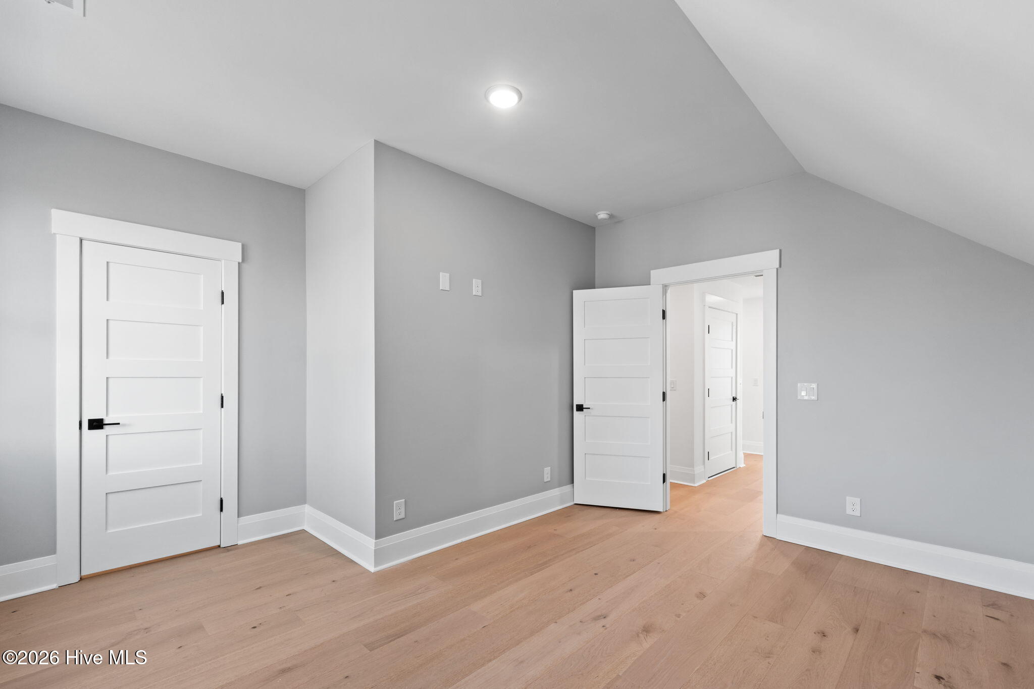 100548911 | Photo 26