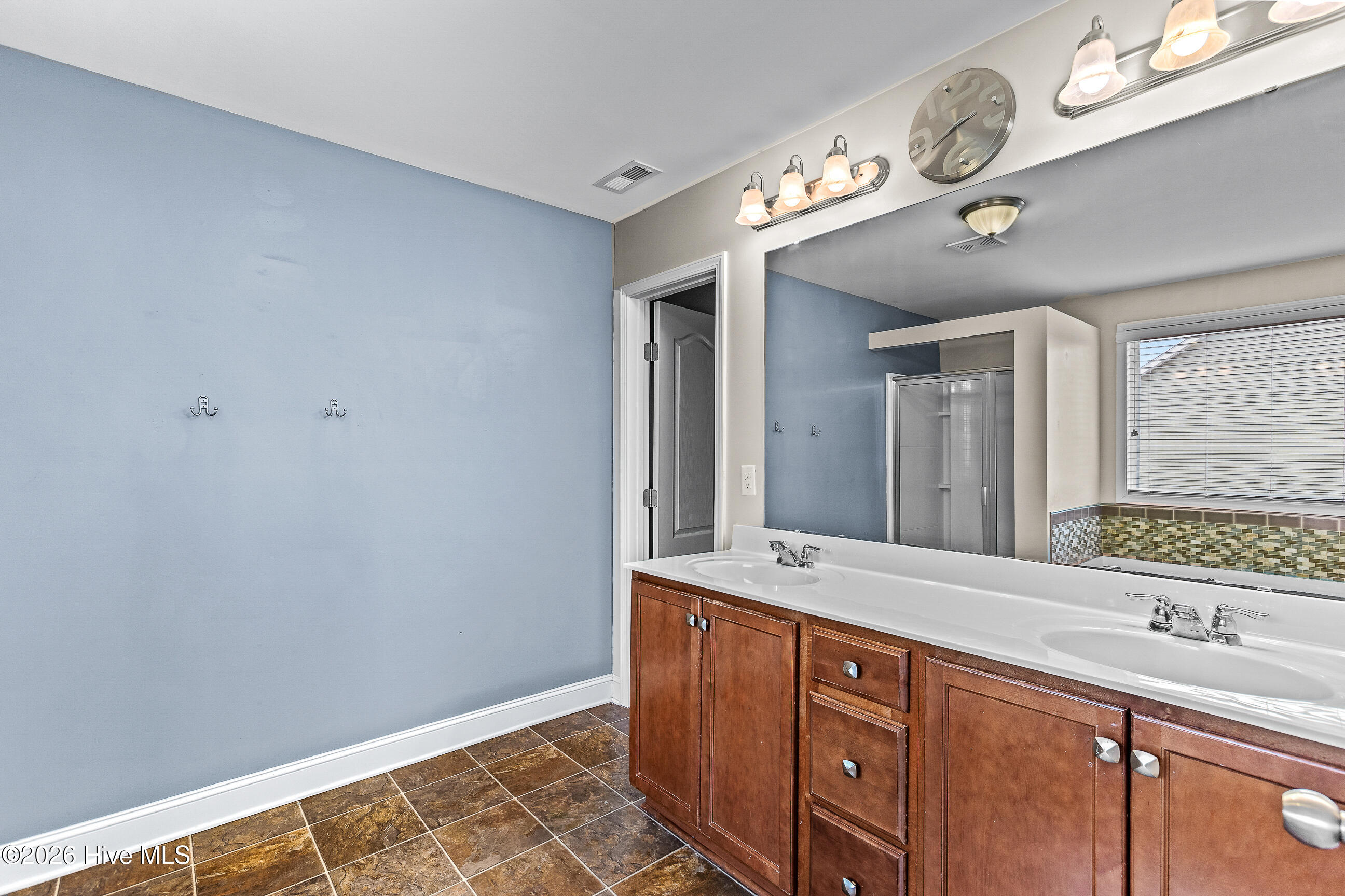 100557229 | Photo 23