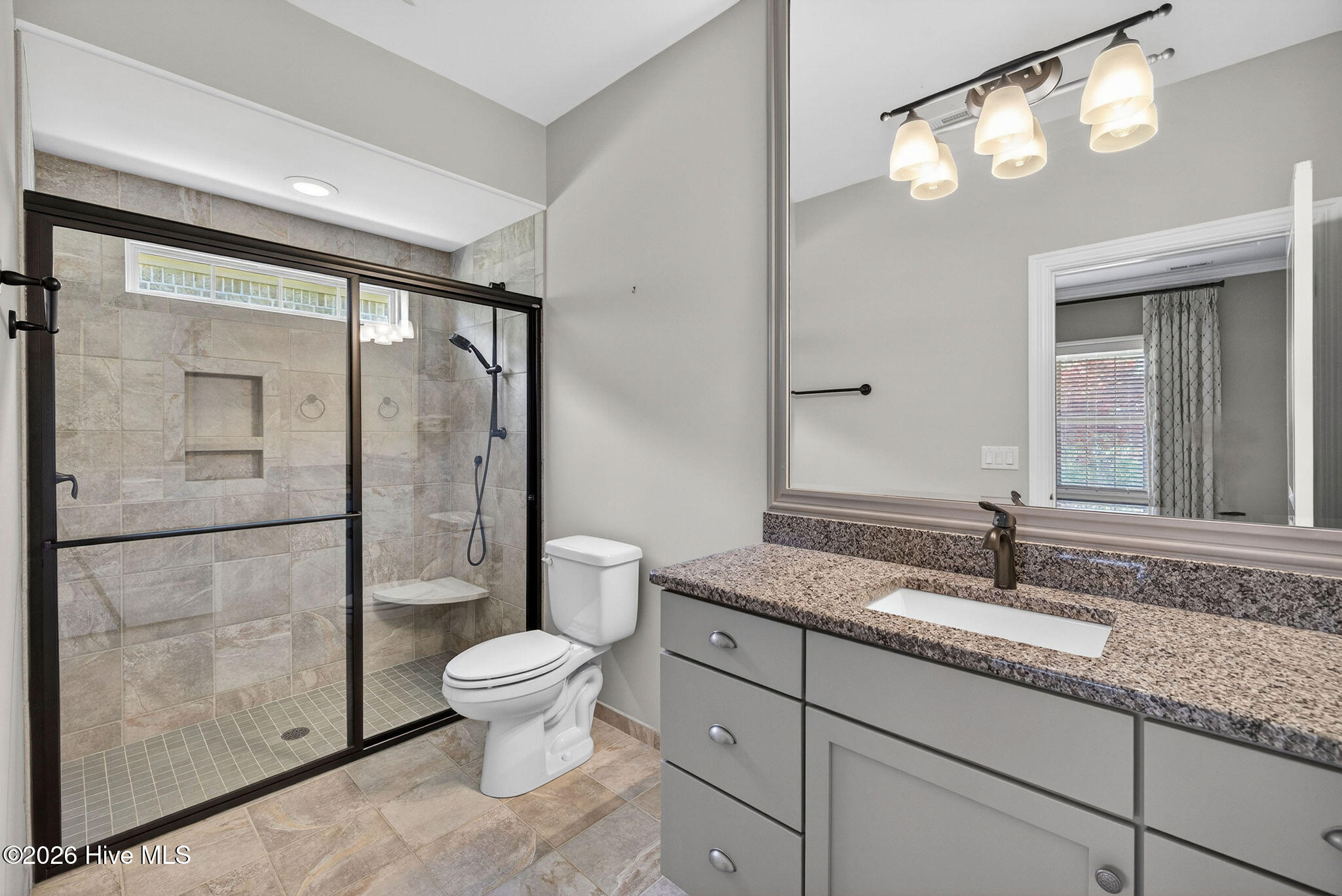 100566278 | Photo 33