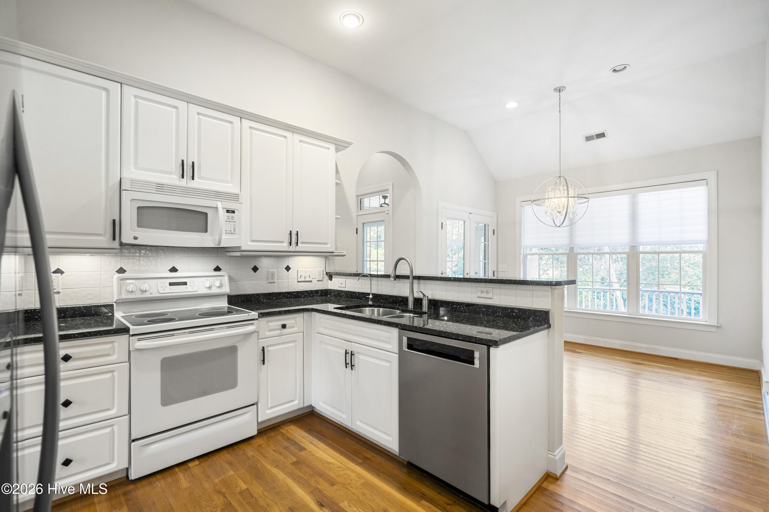 100550705 | Photo 17