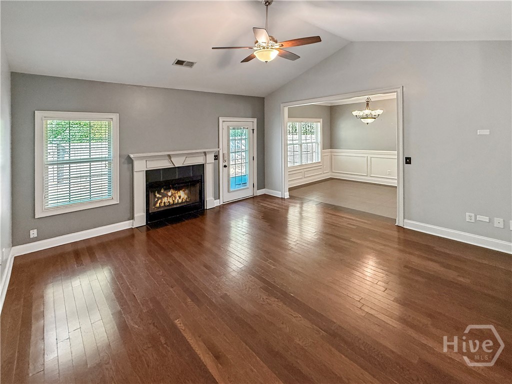 Great Room w/vaulted 9' ceiling