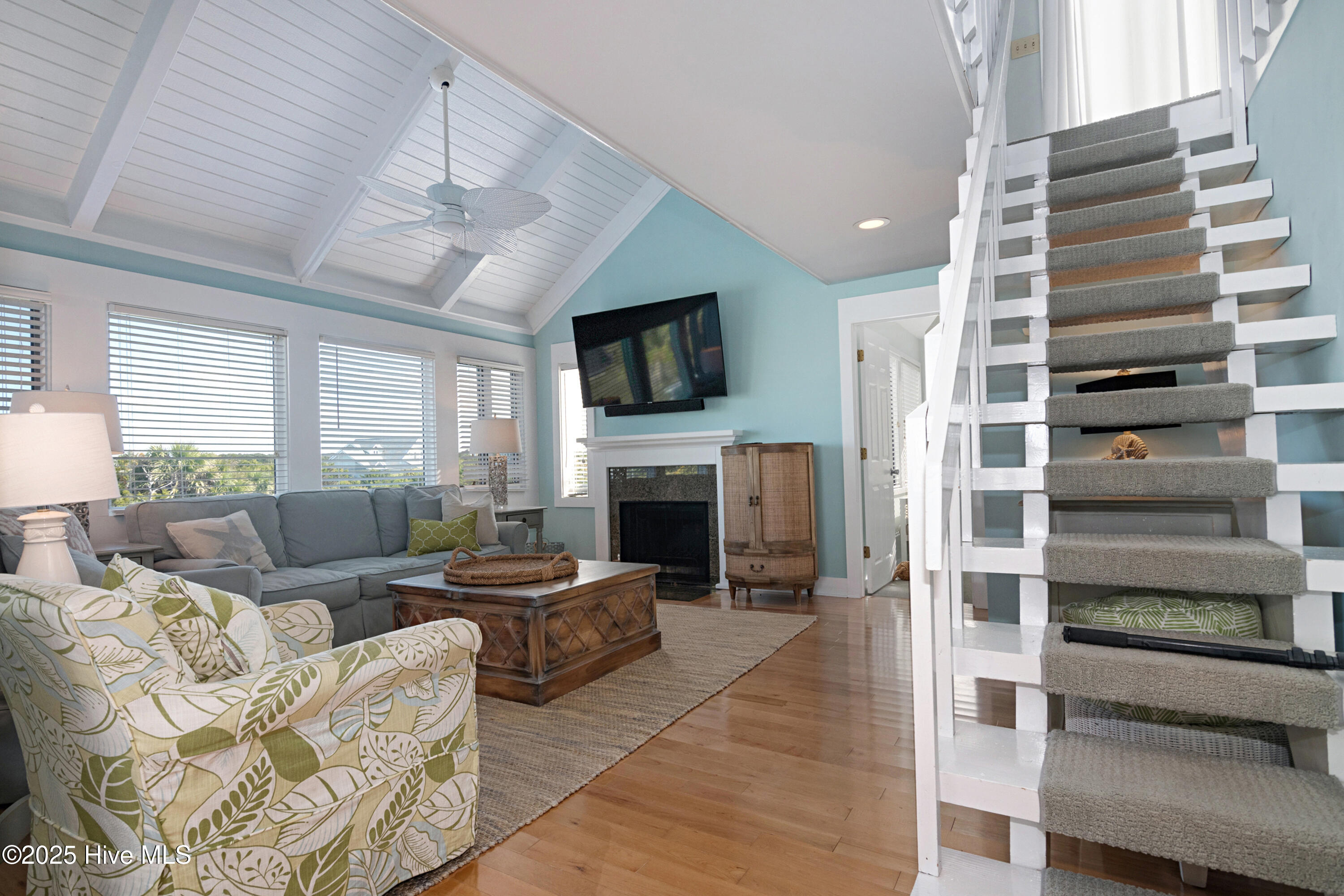 100526215 | Photo 26