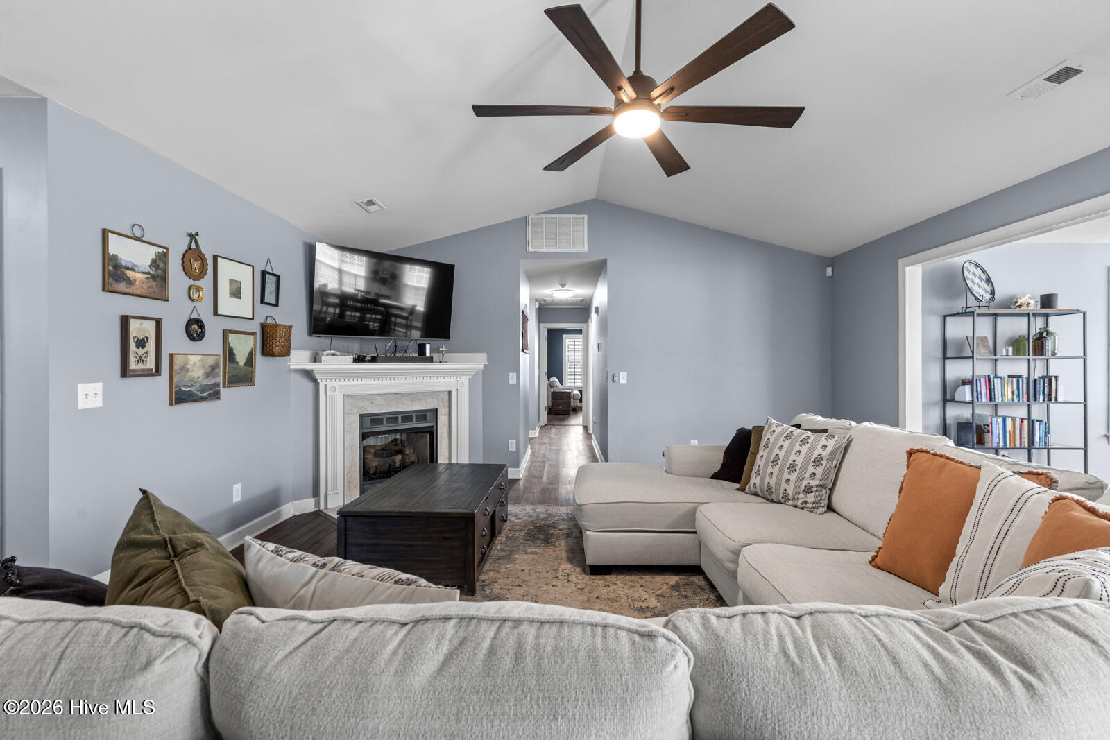 100569280 | Photo 19