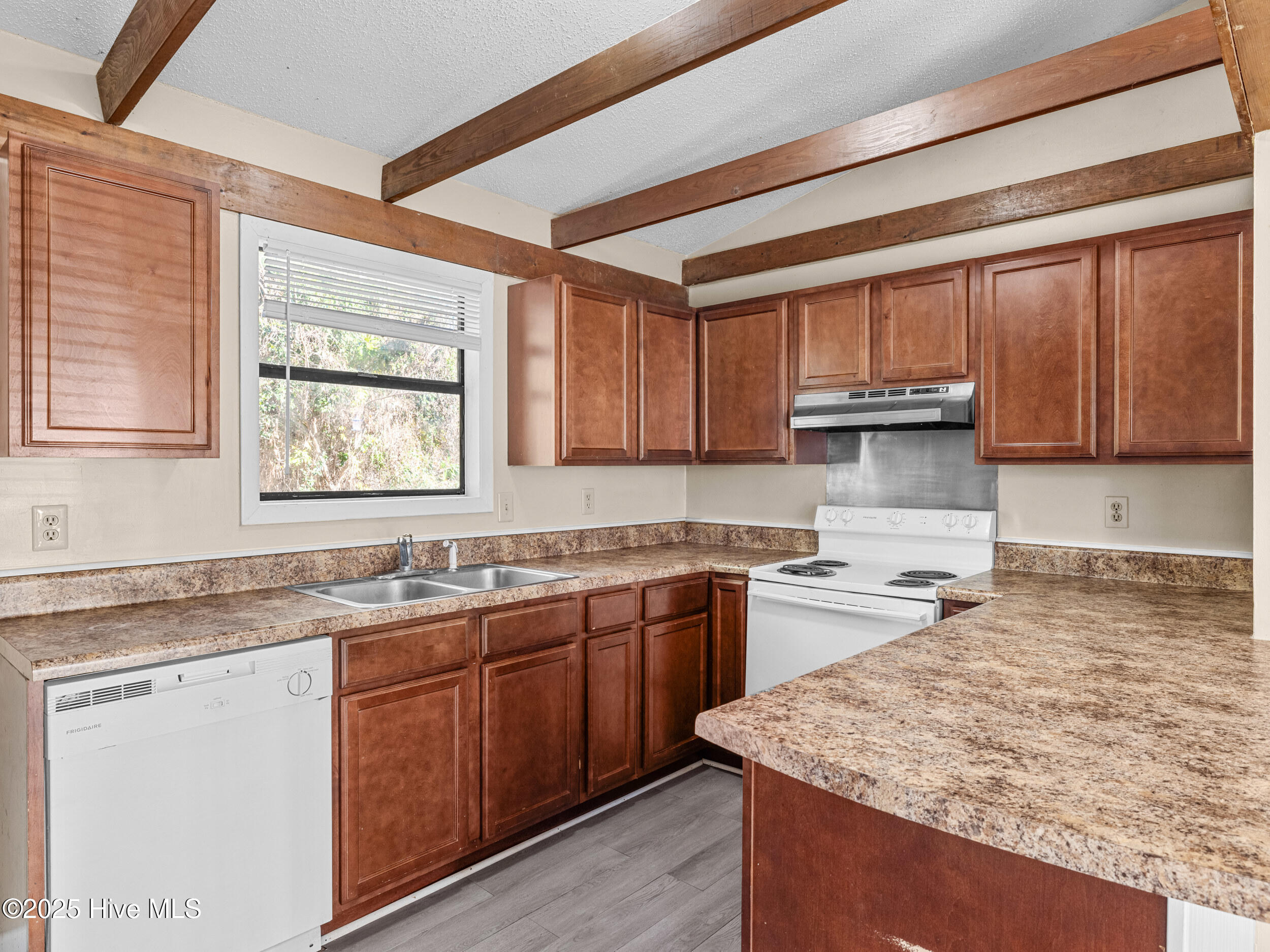 100540466 | Photo 11