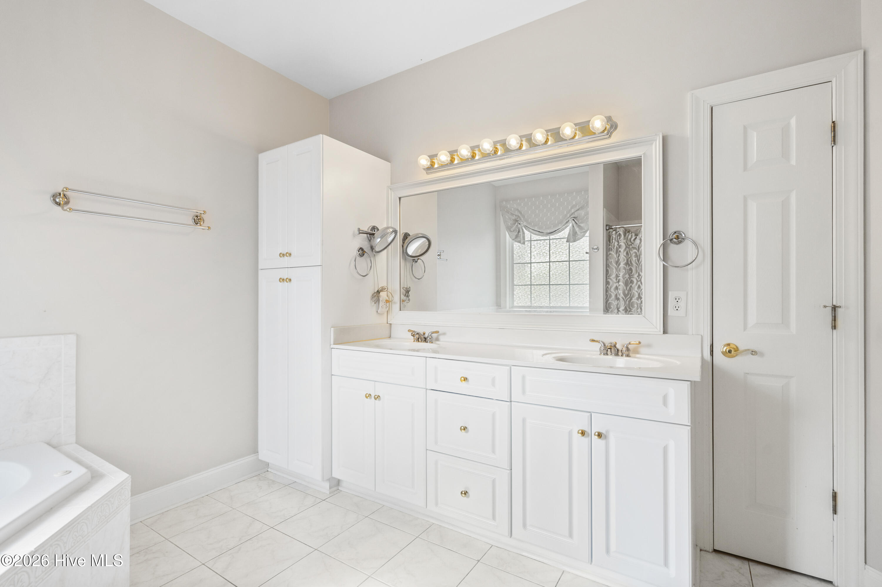 100550705 | Photo 24