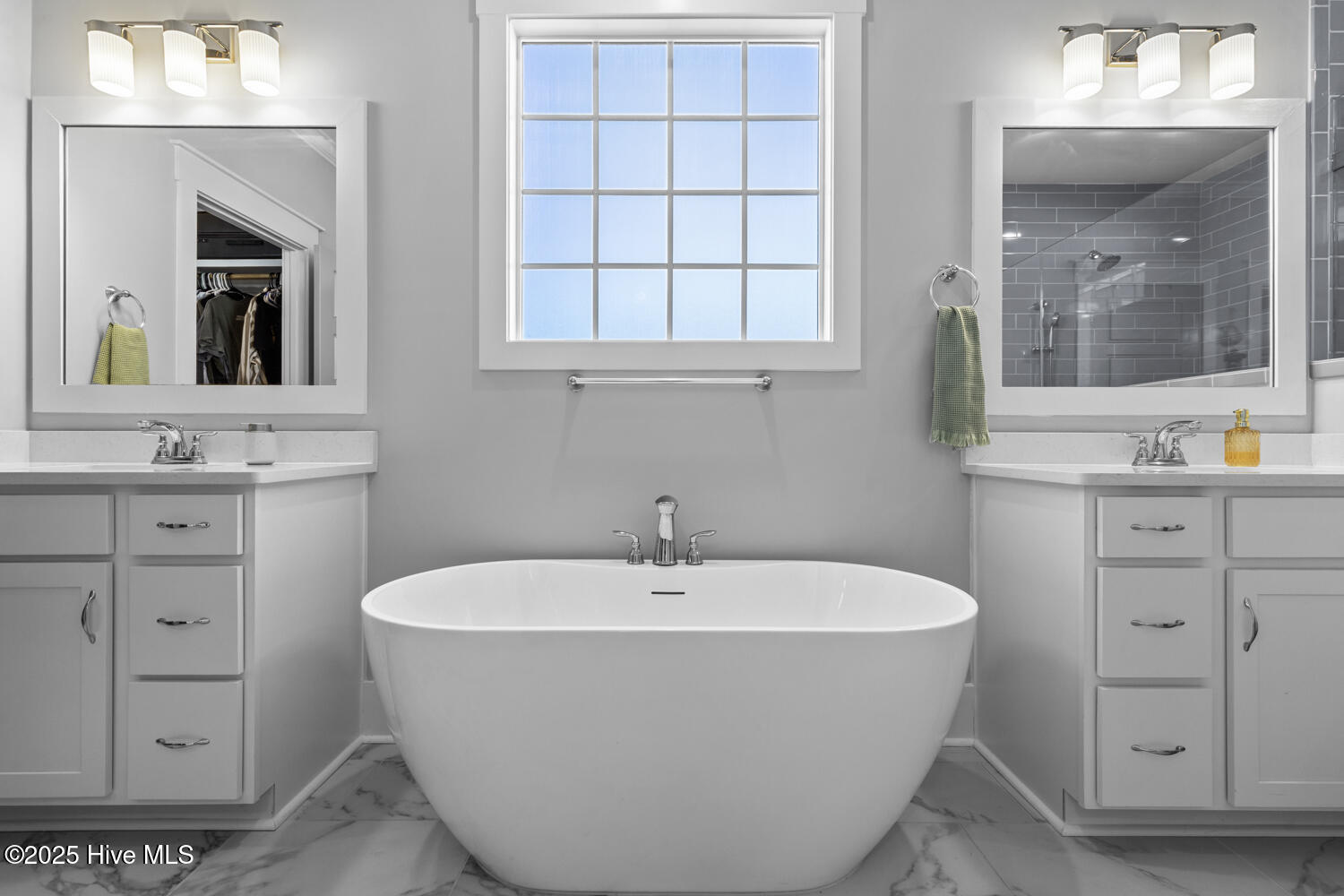 100545197 | Photo 35