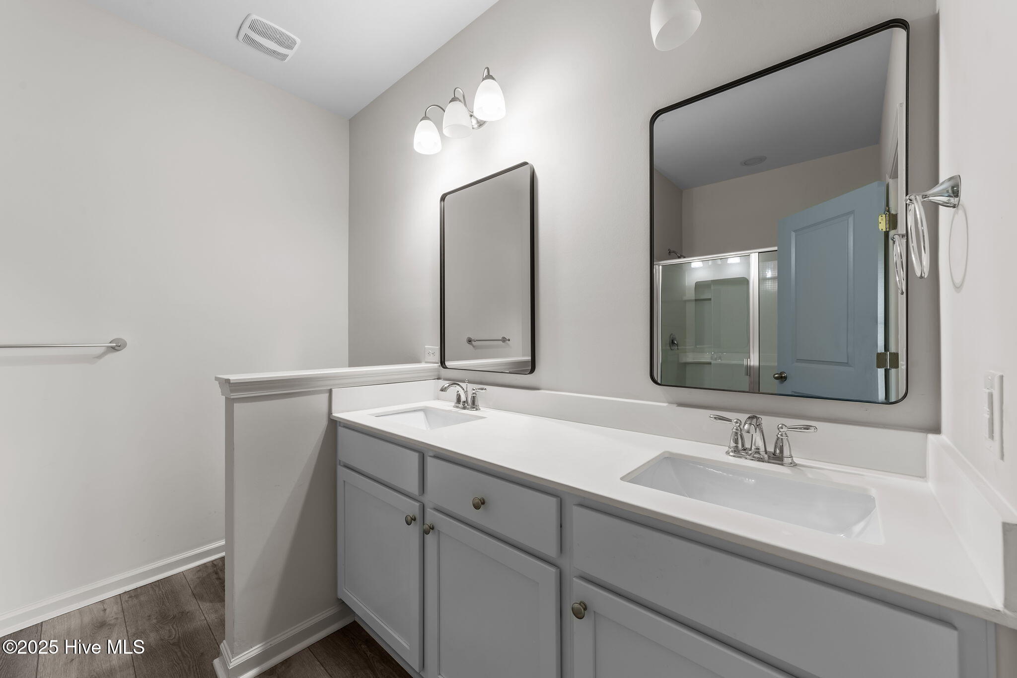 100533102 | Photo 23