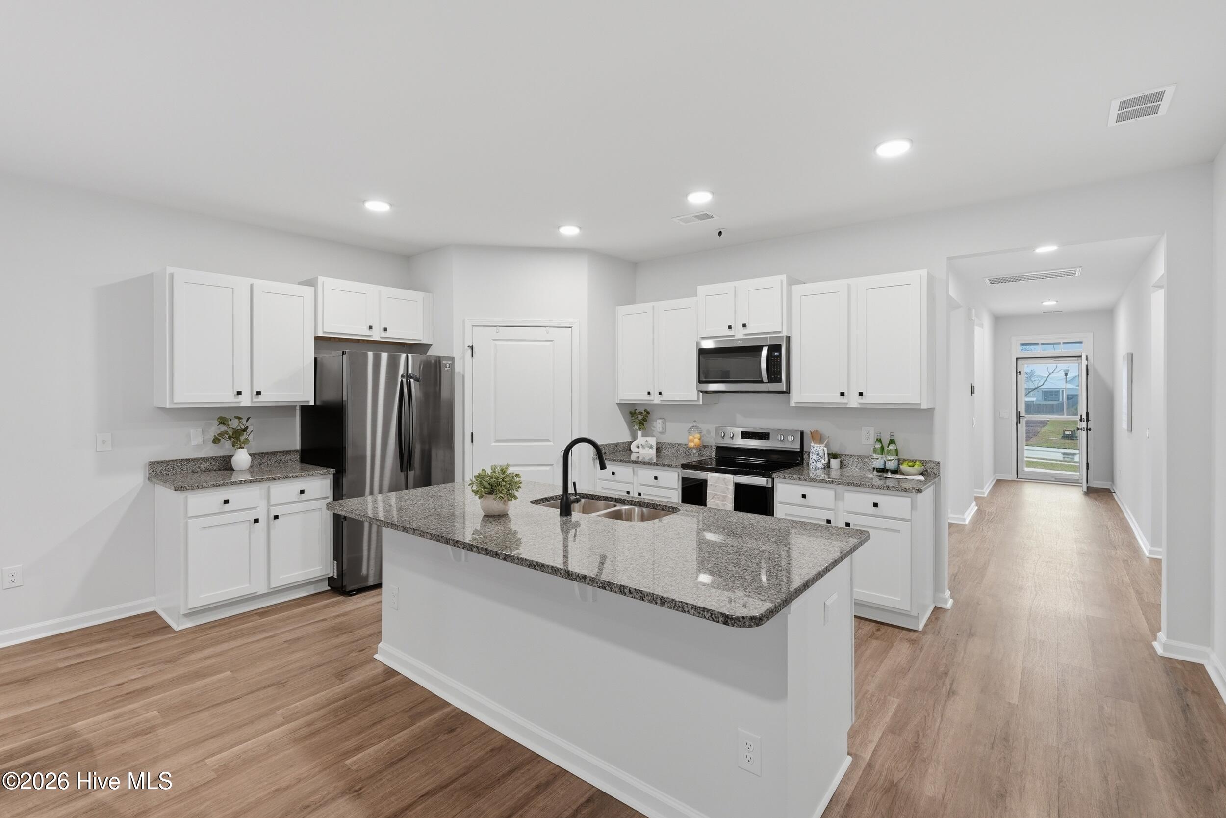 100561033 | Photo 20