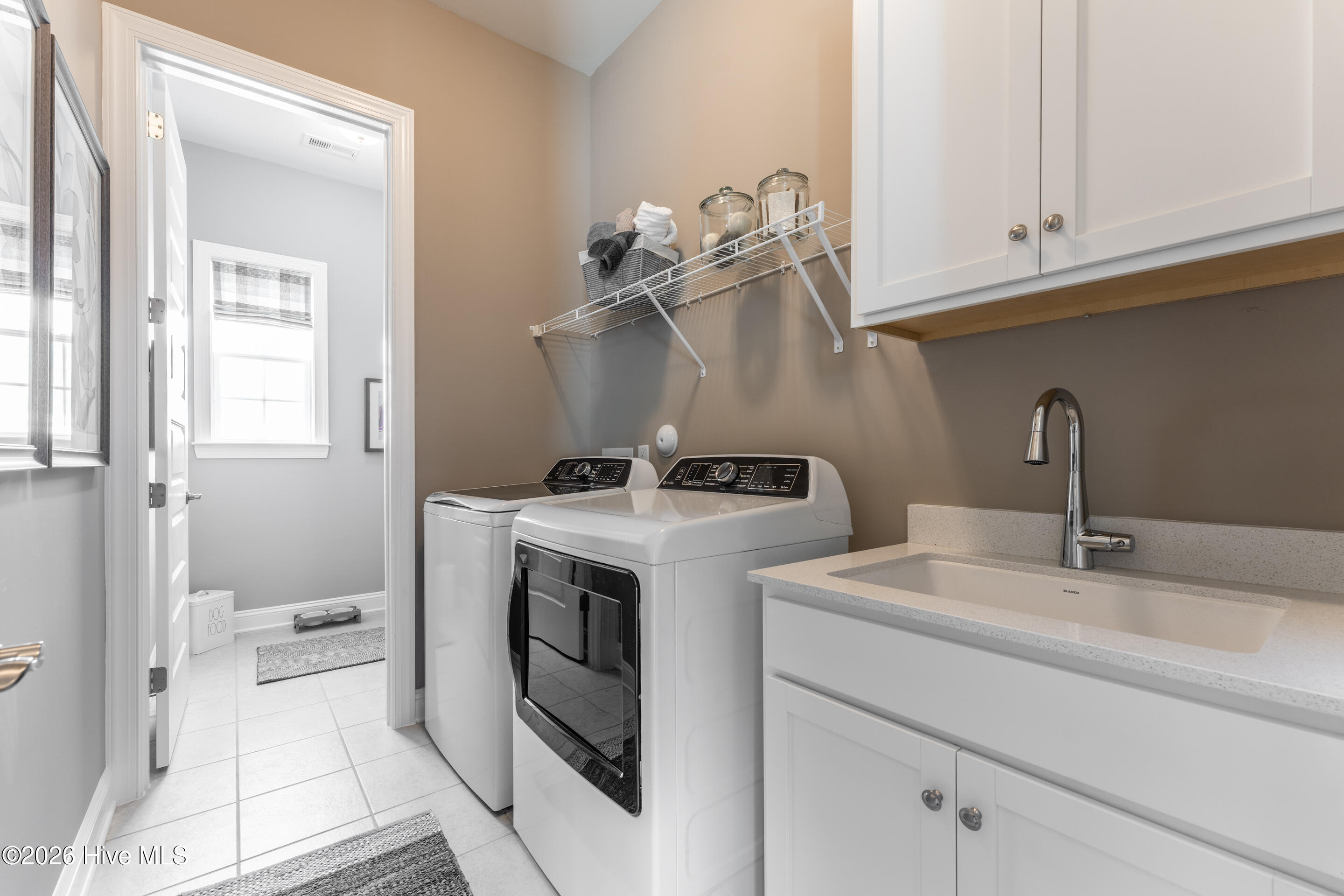 100568461 | Photo 24