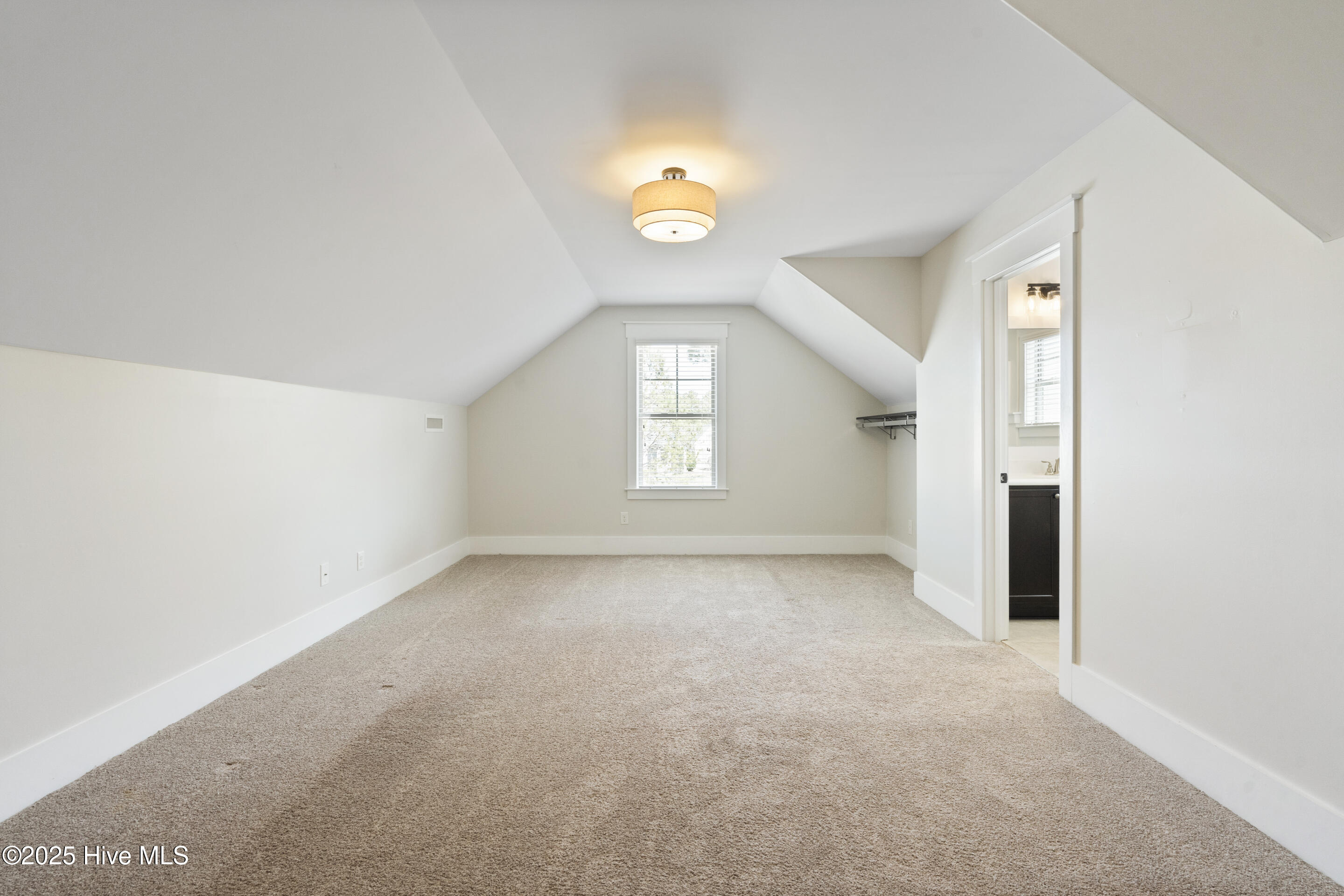 100497870 | Photo 26