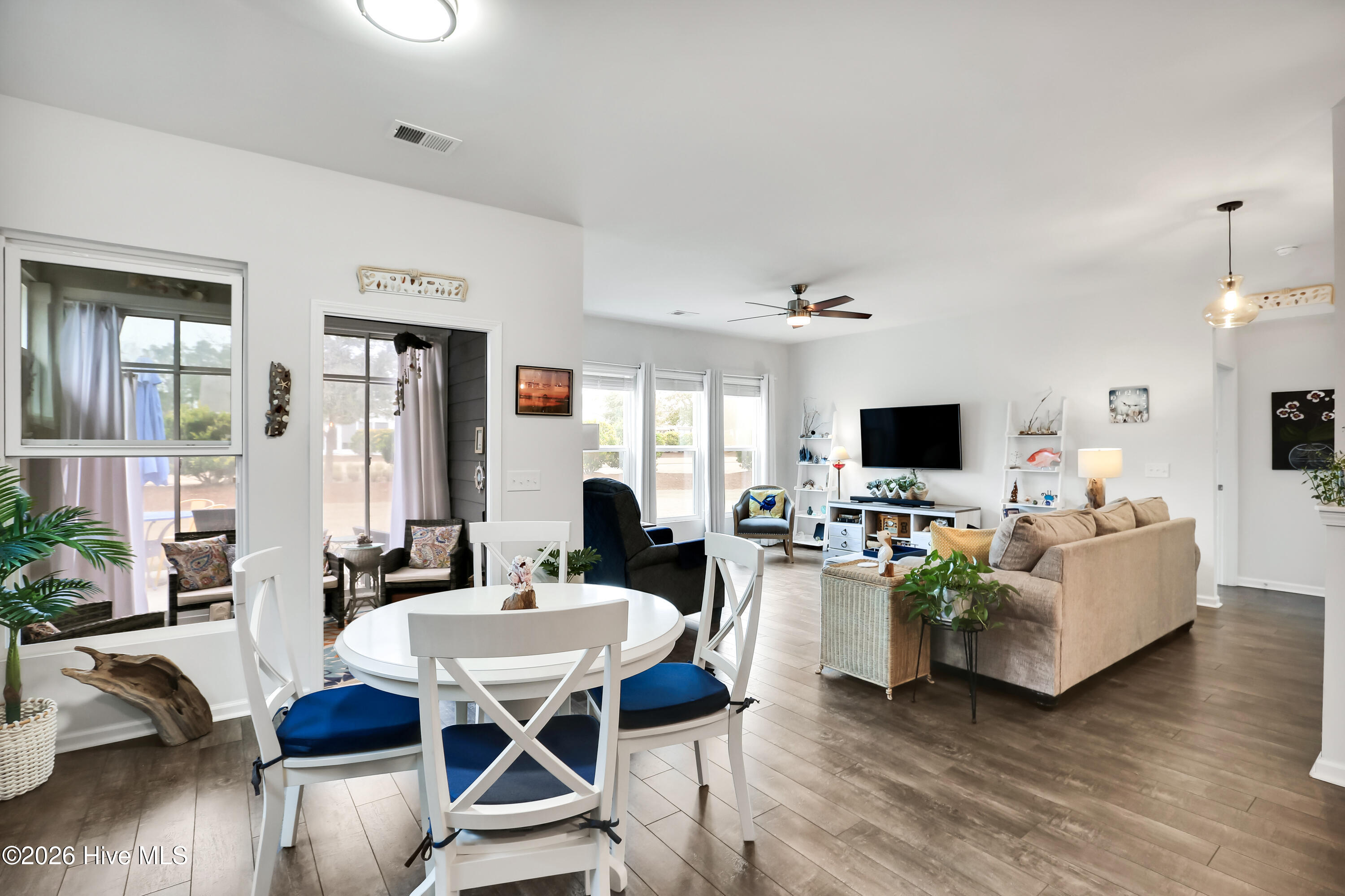 100558115 | Photo 12