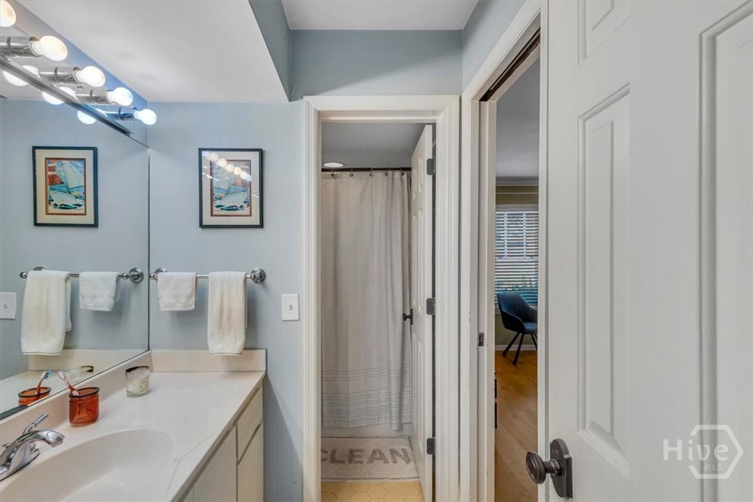 Garden apartment bathroom