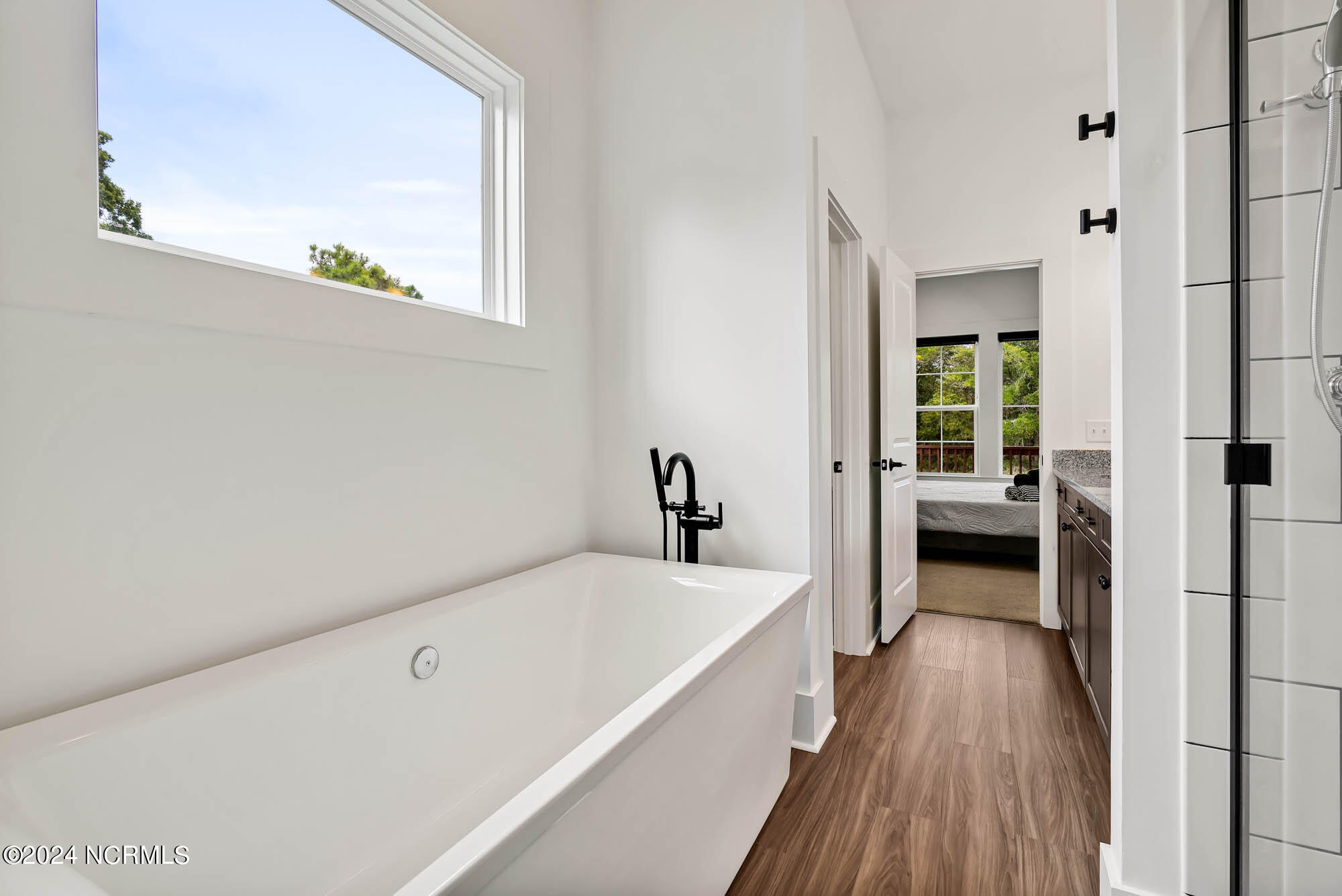 100458437 | Photo 22