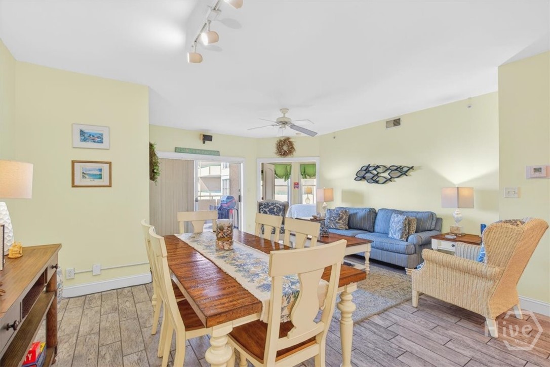 Dining space for 6, seating space for 8-10!