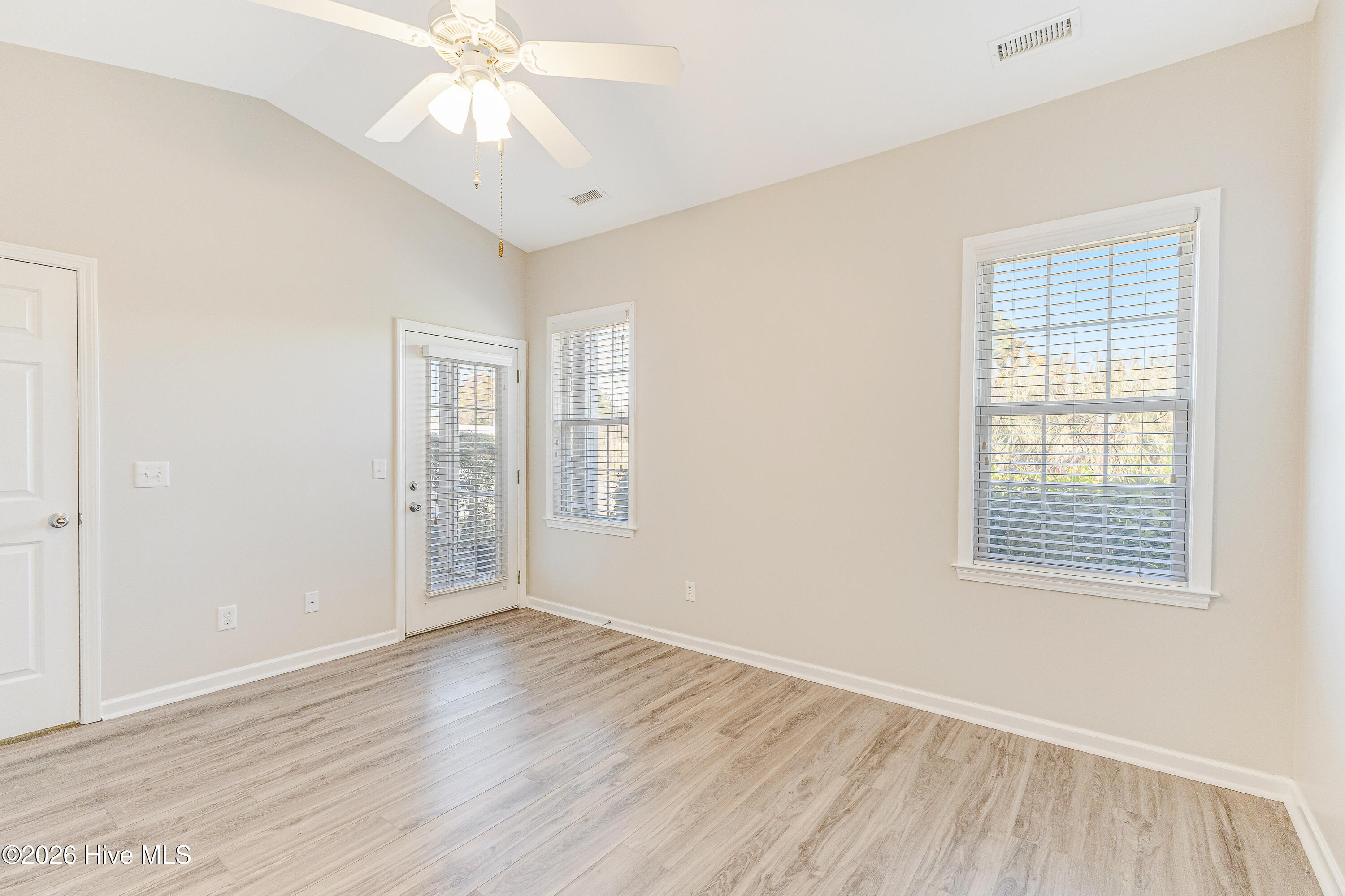 100537070 | Photo 23