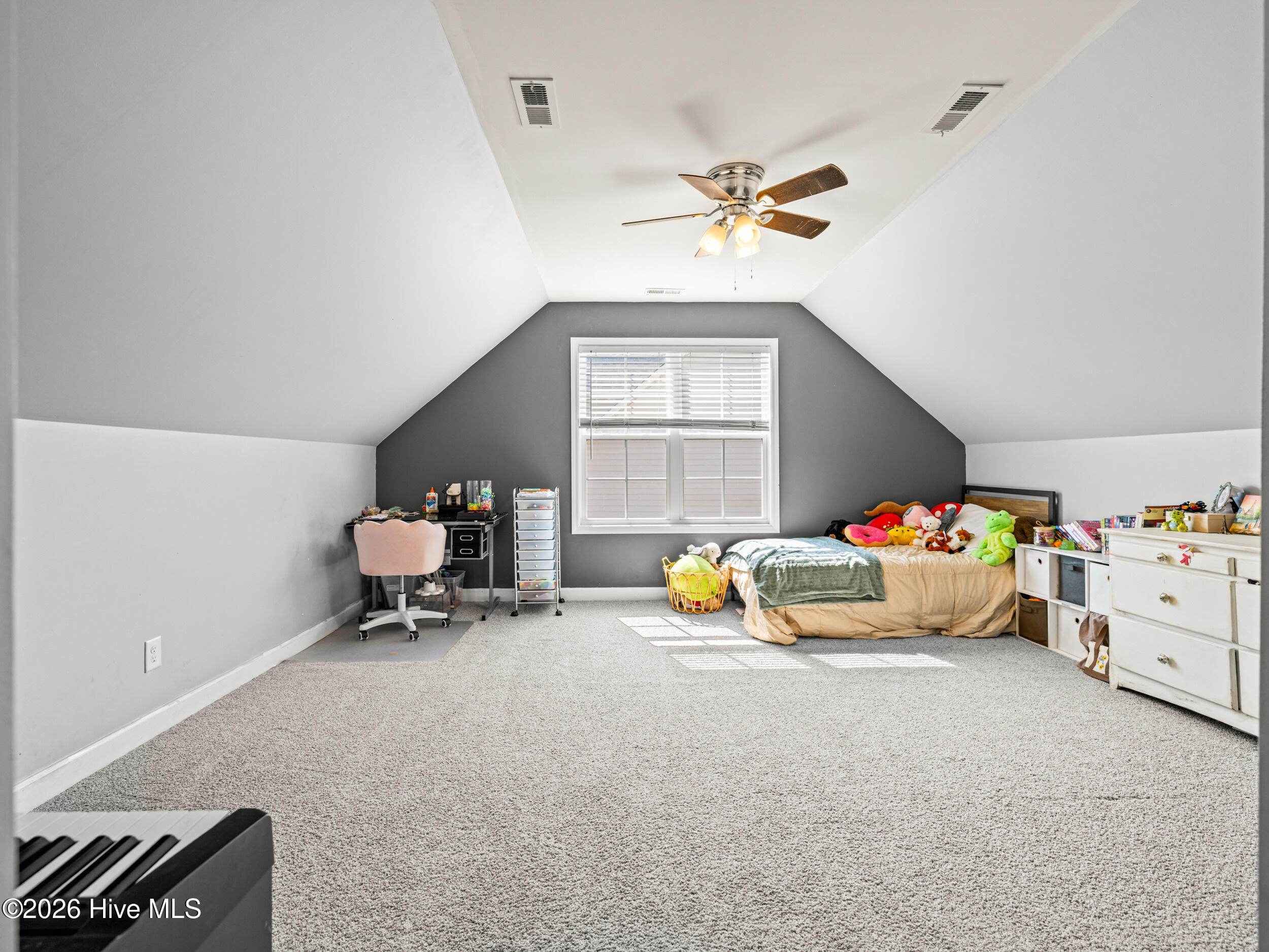 100565211 | Photo 51