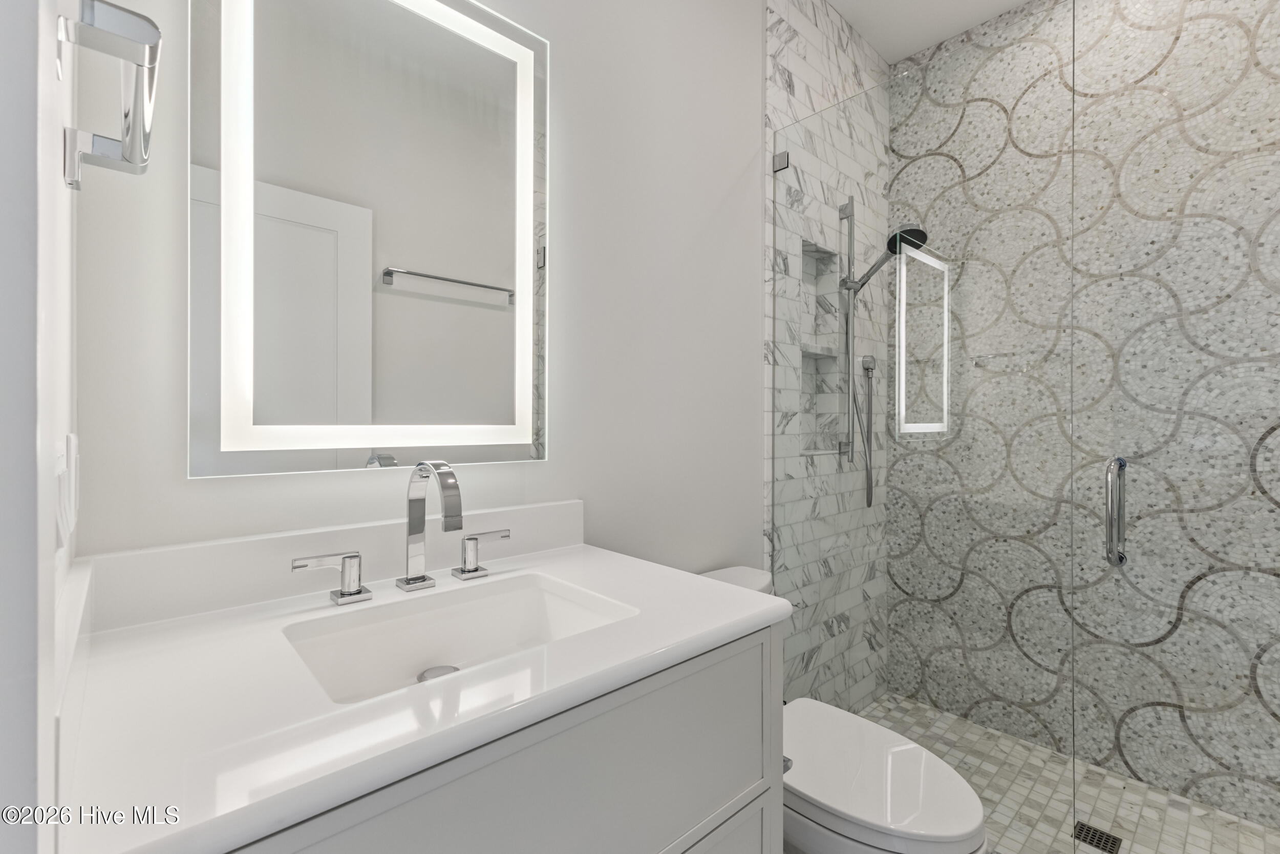 100560711 | Photo 41