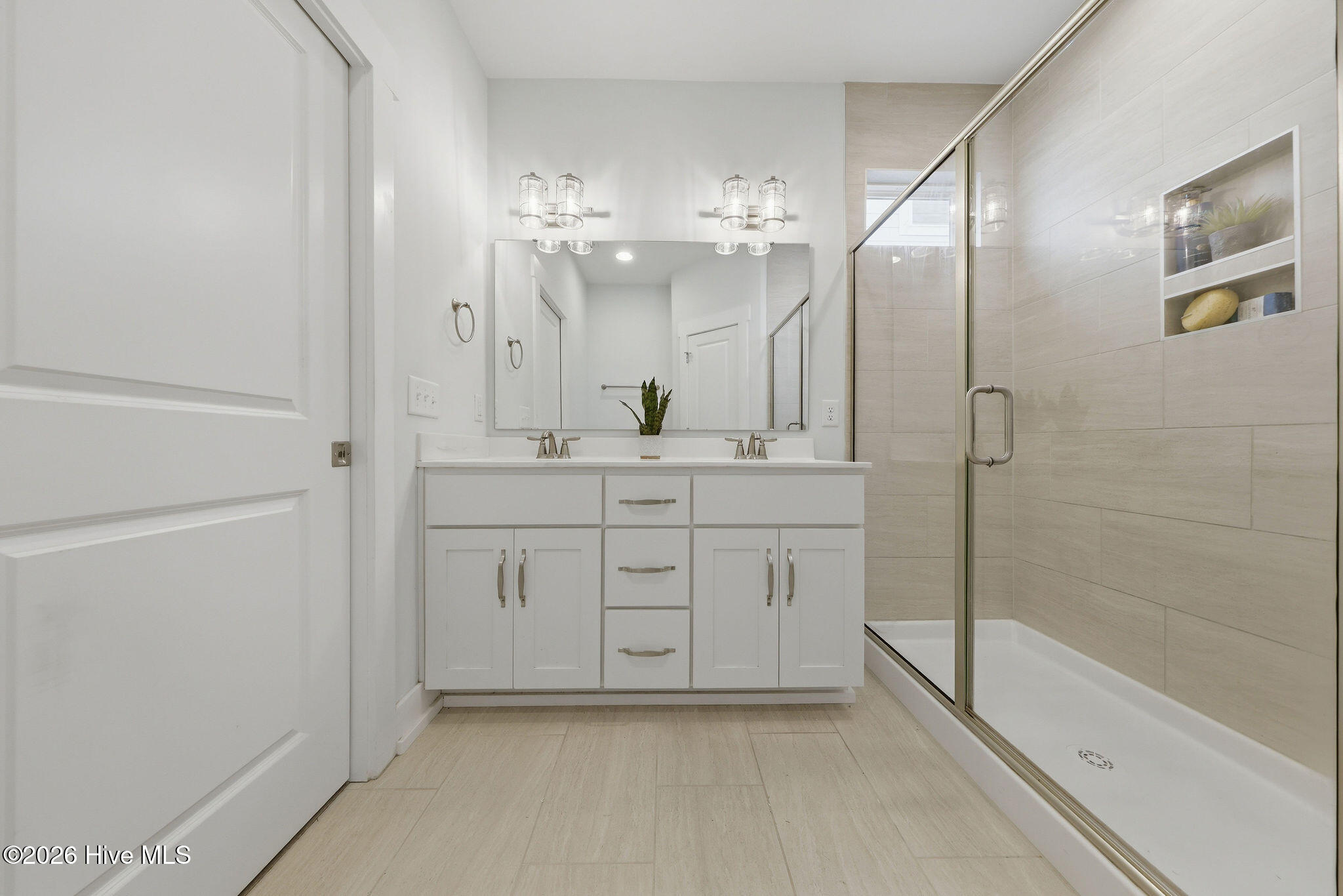 100569127 | Photo 19