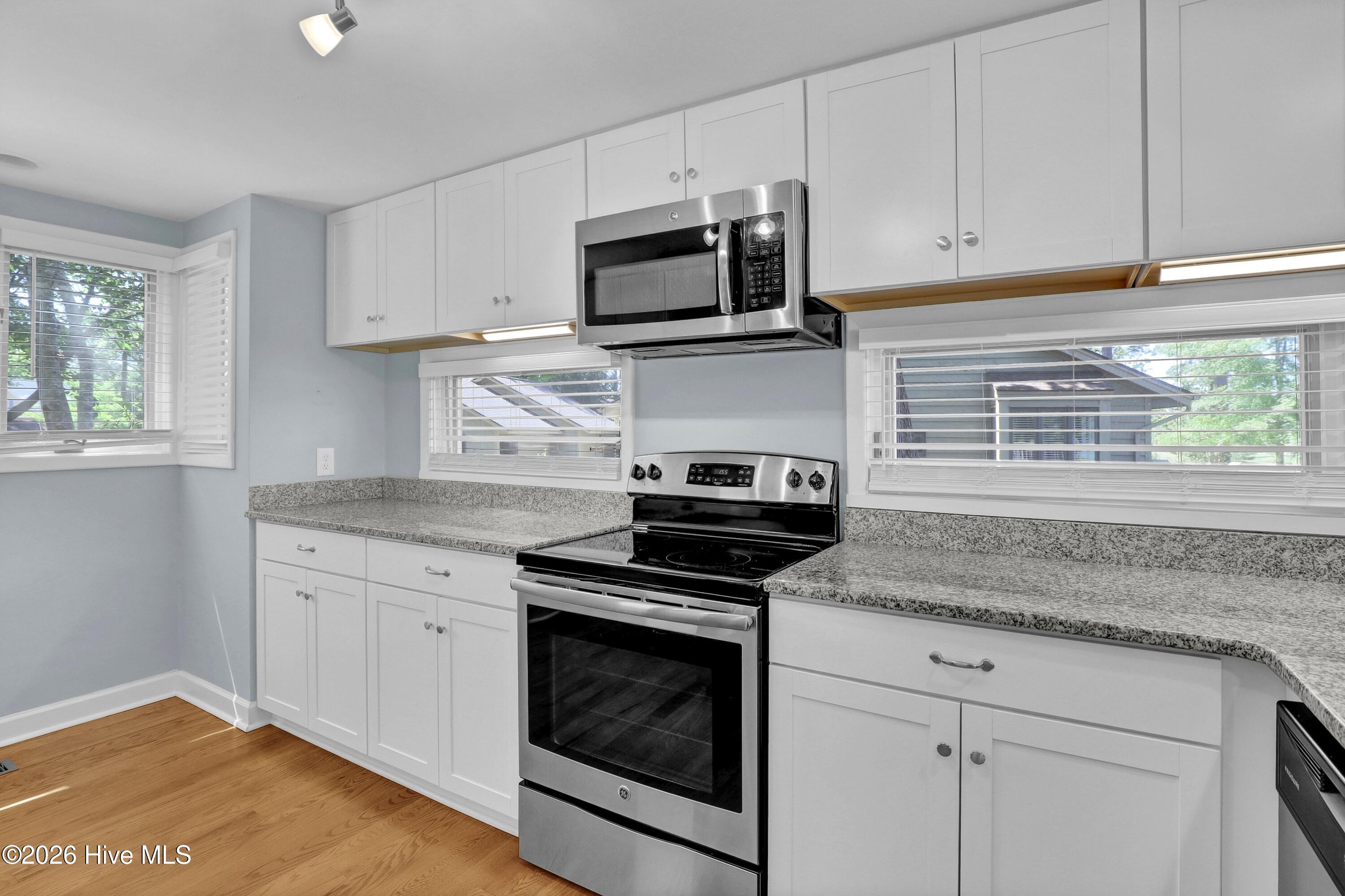 100570690 | Photo 11