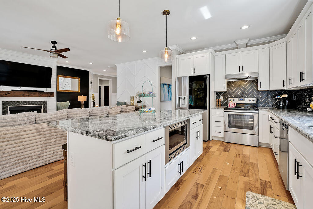 100518744 | Photo 16